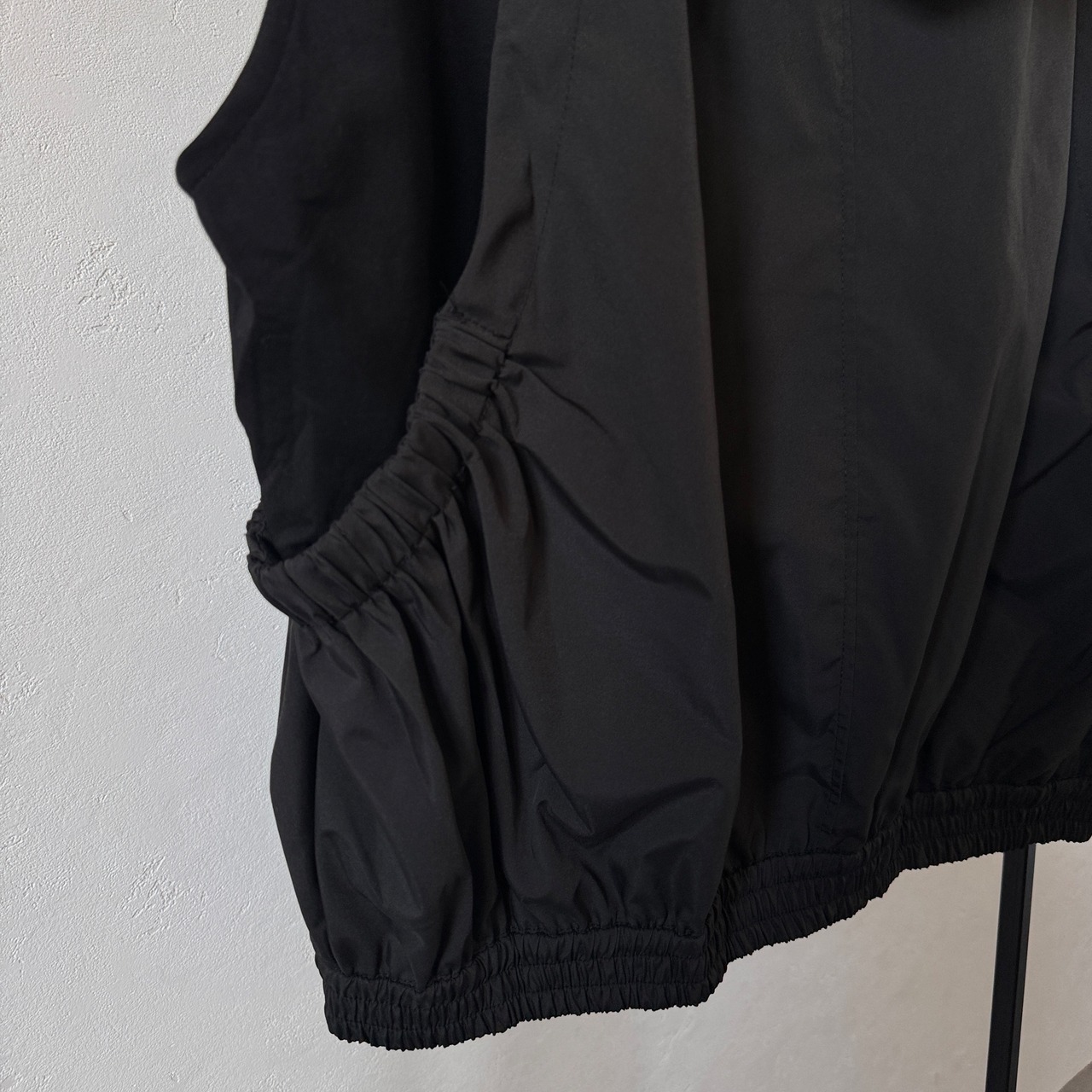 【受注予約:3月上旬入荷予定】異素材ドッキングフーディーvest/ブラック