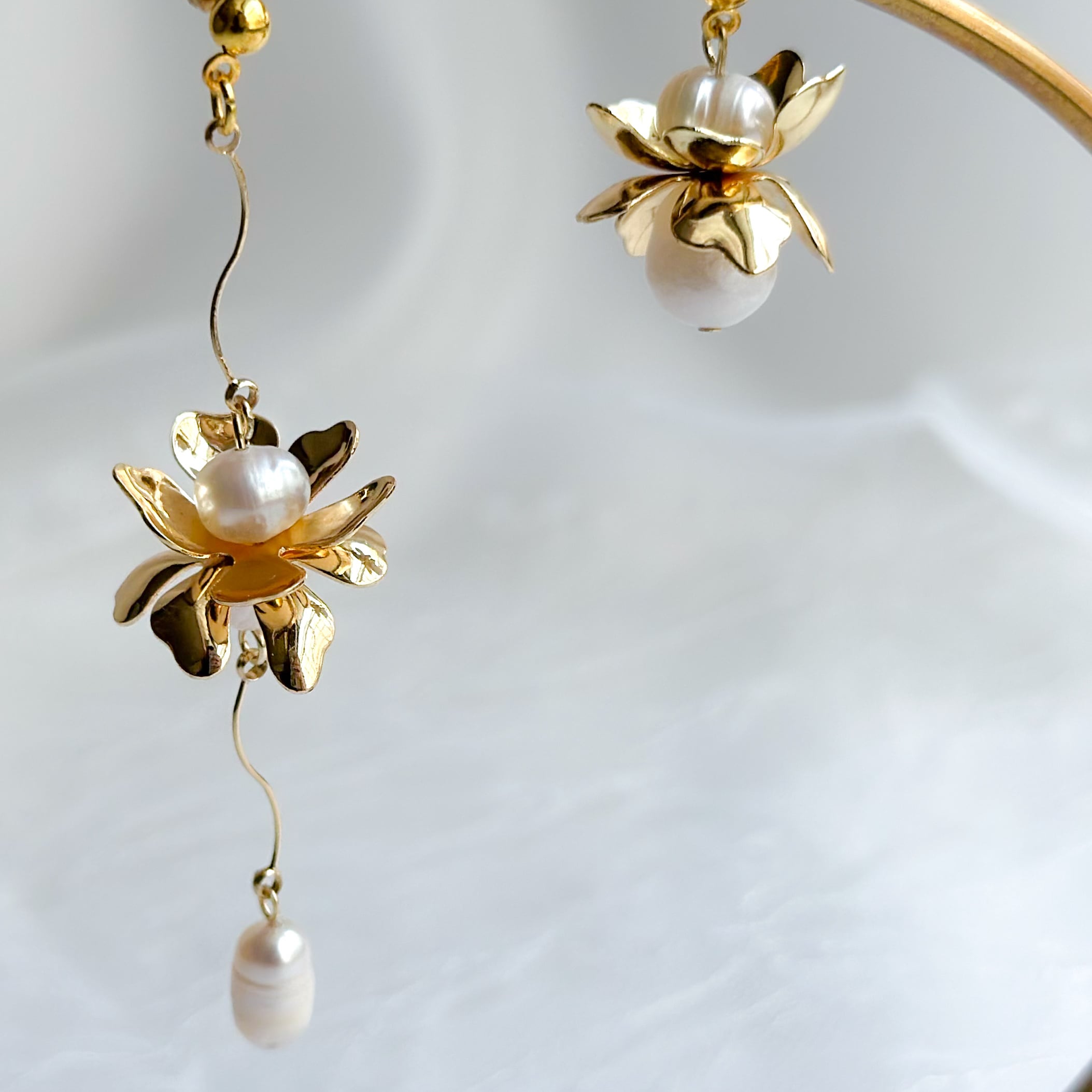 淡水パール と ゴールドフラワー が アシメントリー な ピアス