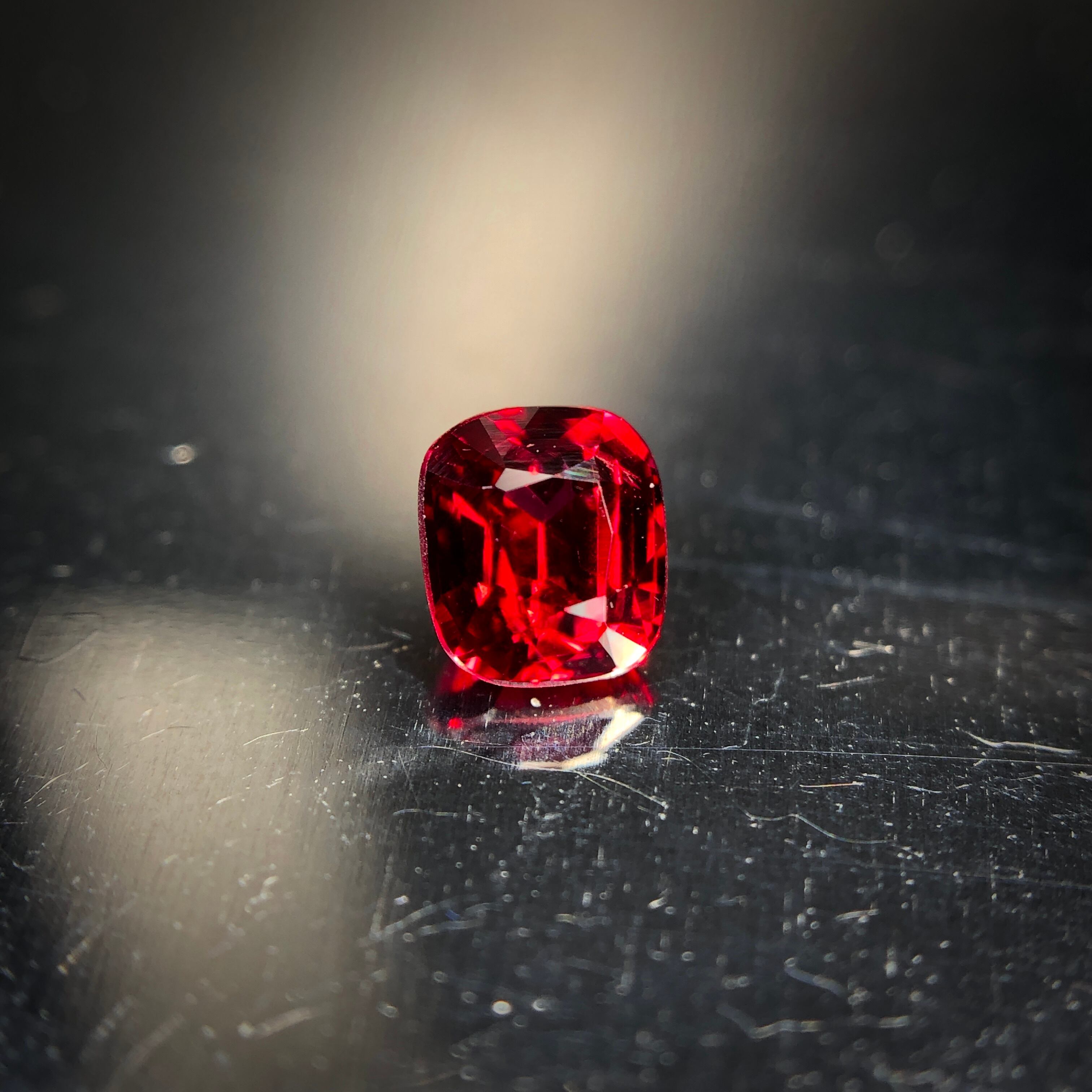 生命力溢れる深紅の宝石 0.36ct 天然 レッドスピネル | Frederick's