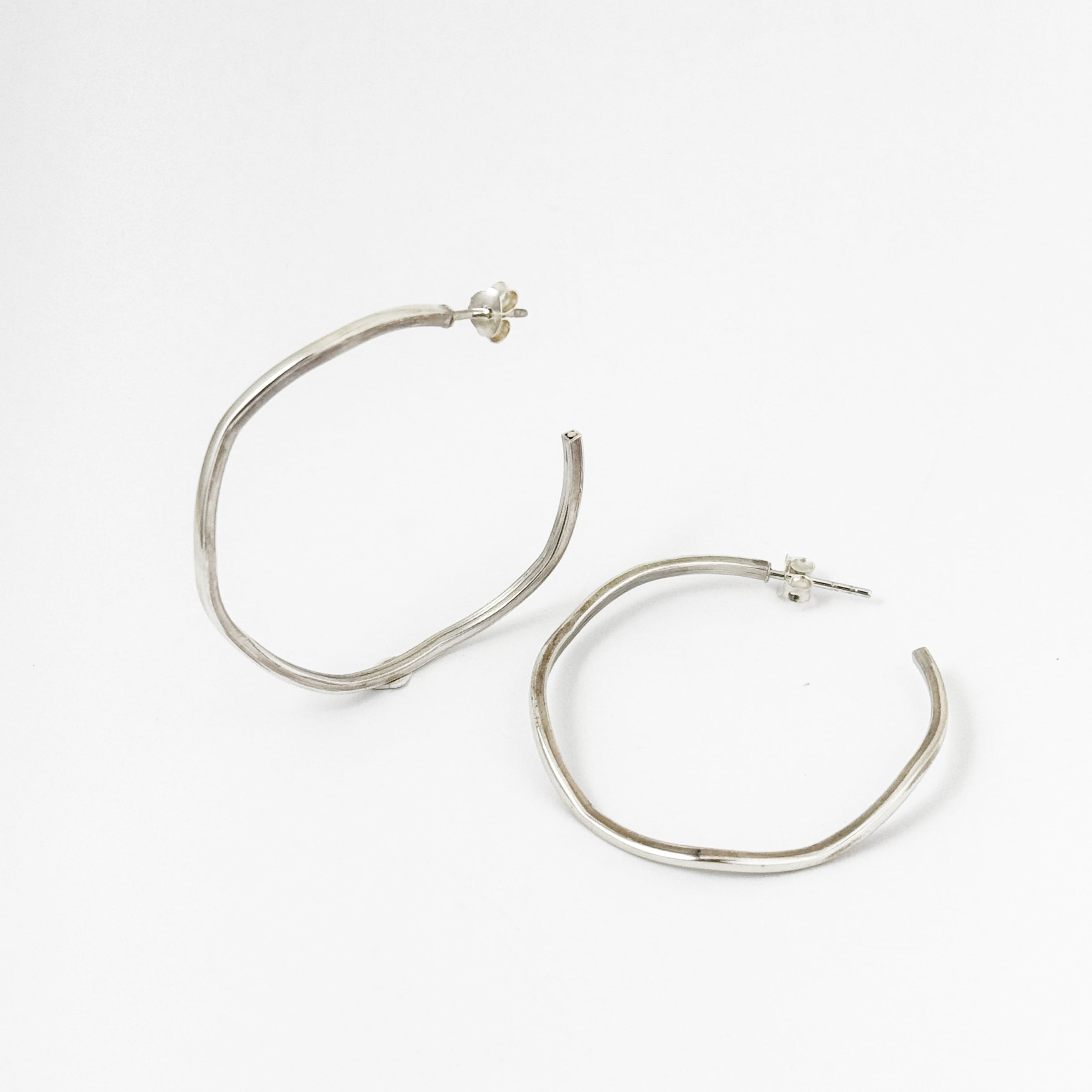 ウェイビー スタッド フープ ピアス 直径4cm