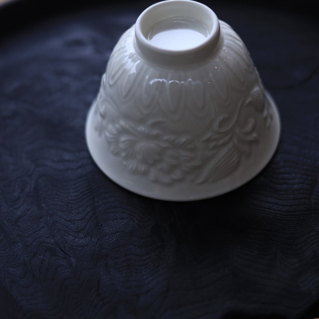 as  白瓷花紋汲出