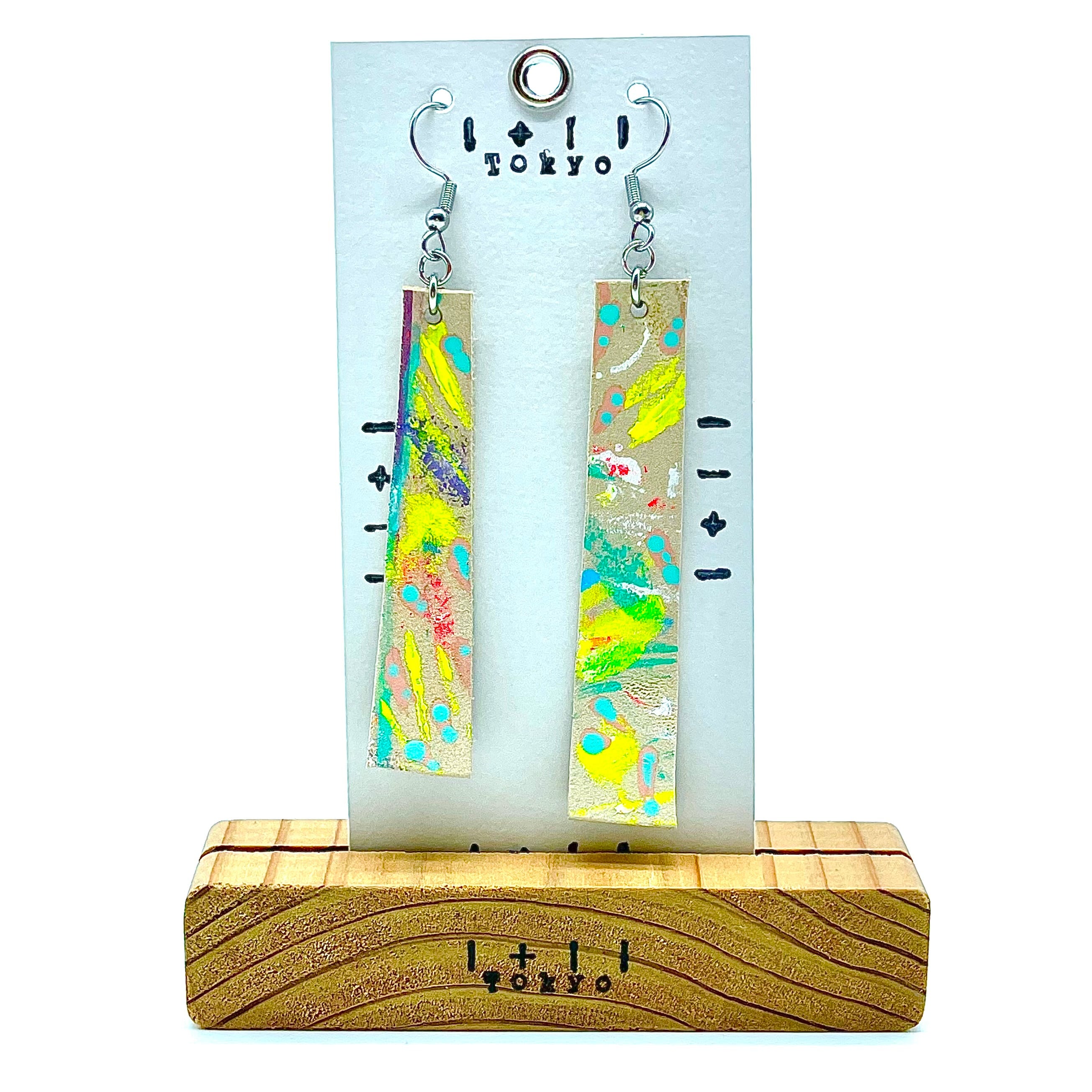 革ピアス　蛍光イエロー帯で飛ぶ水の玉たち　本革