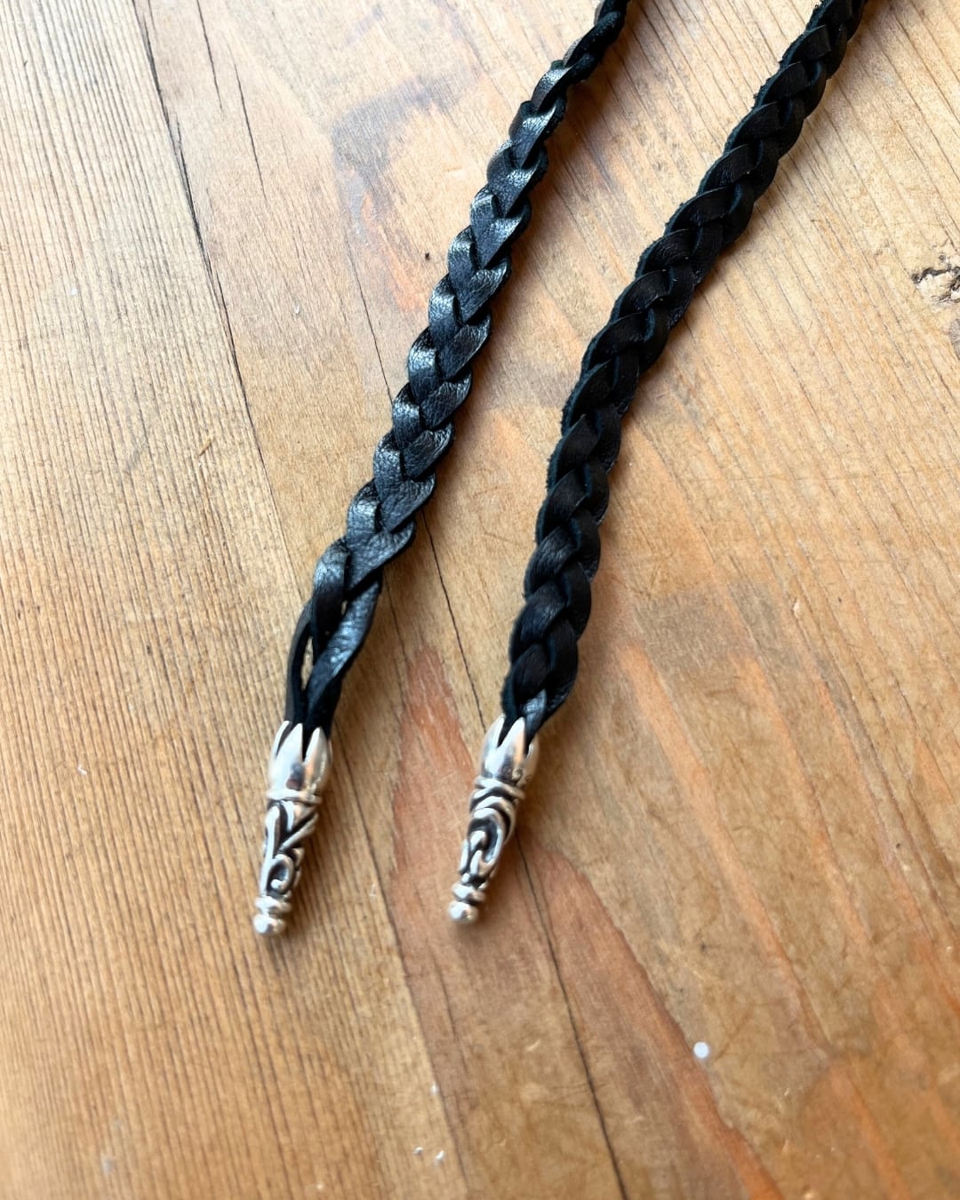 三つ編み革紐ブレスレット