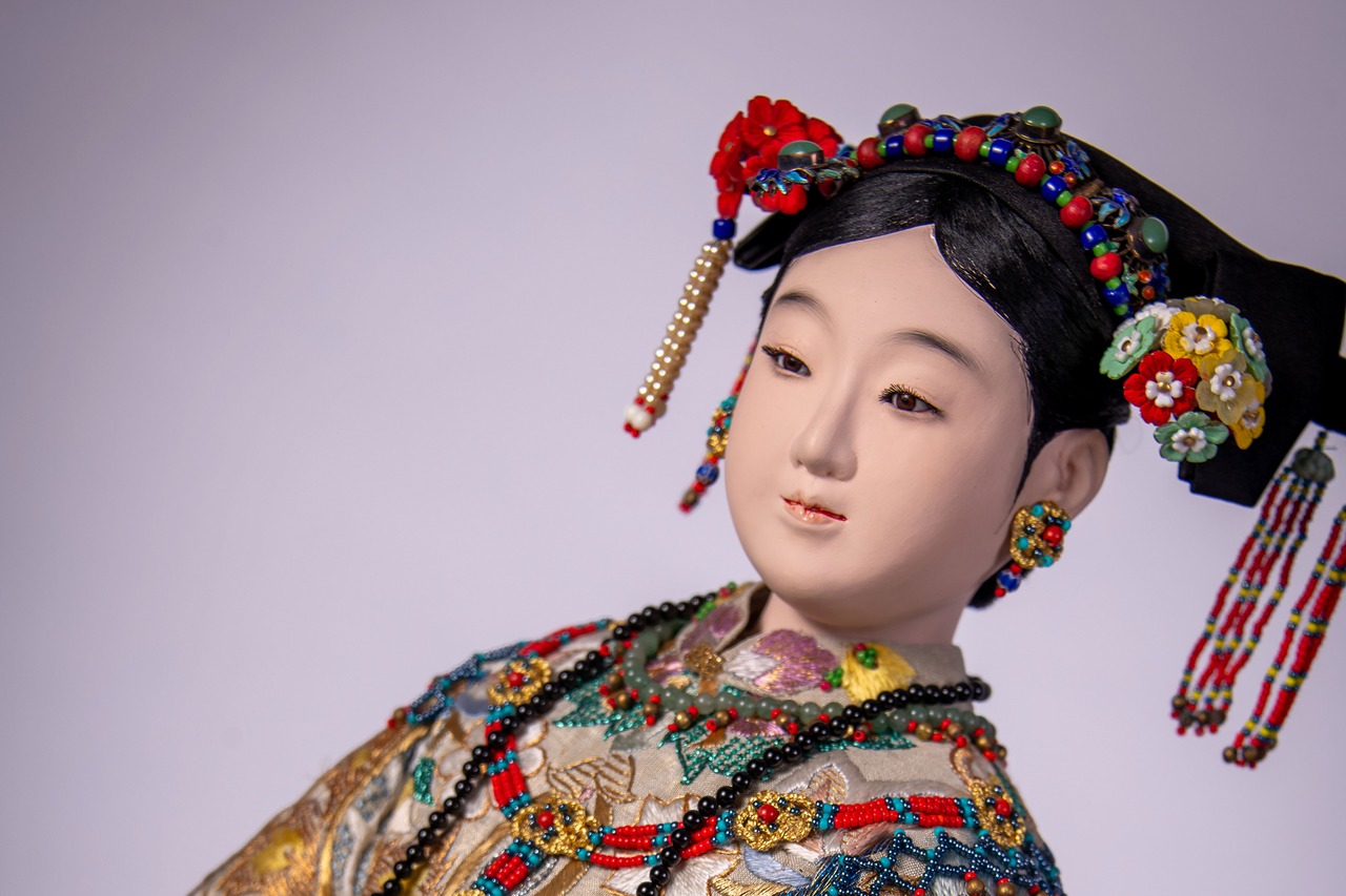阿部肥 作「西太后」｜2004年制作｜華麗な装飾美が際立つ人形作品