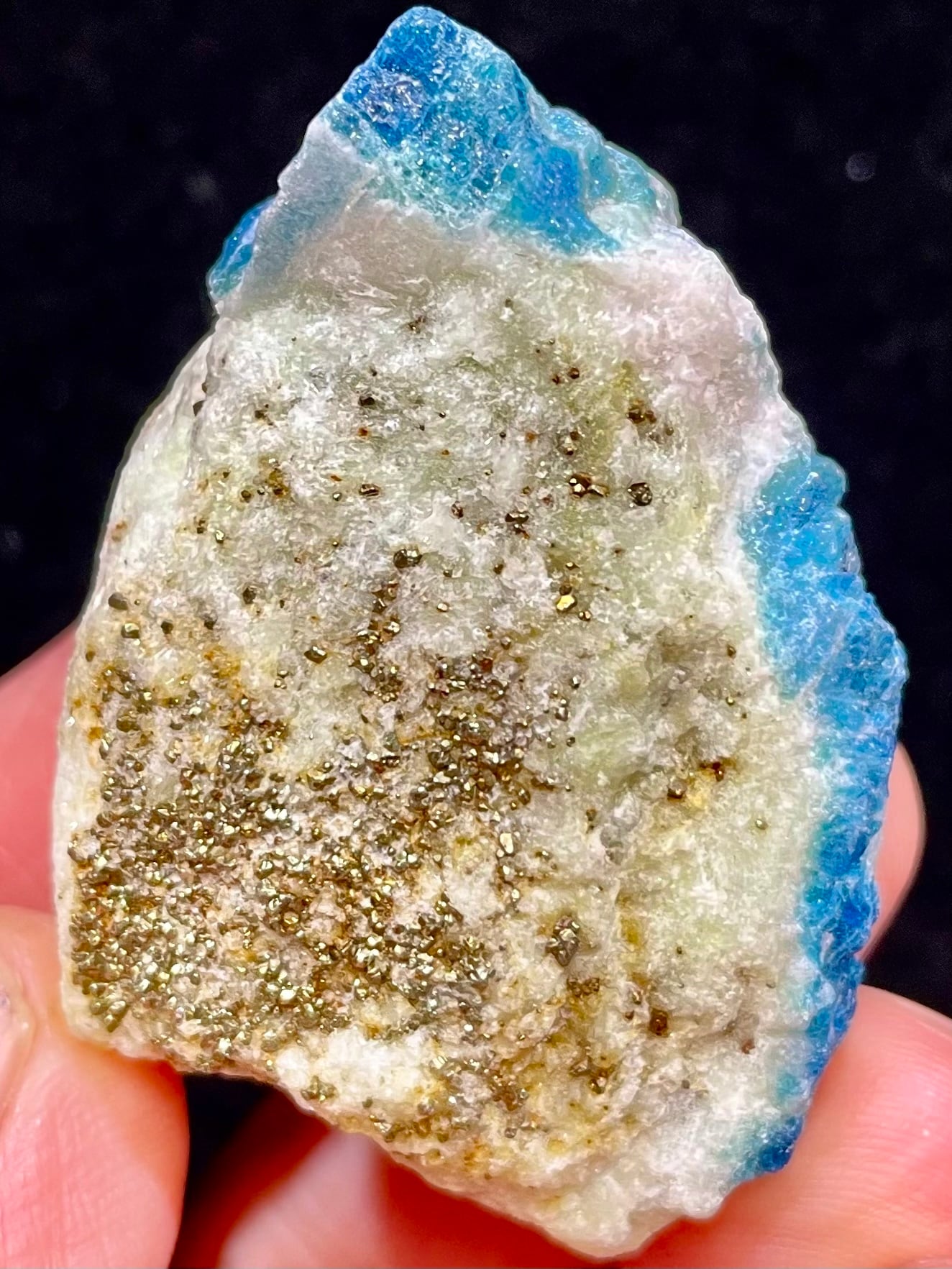 4) 蛍光「ソーダライト」原石 | レムリアの太陽