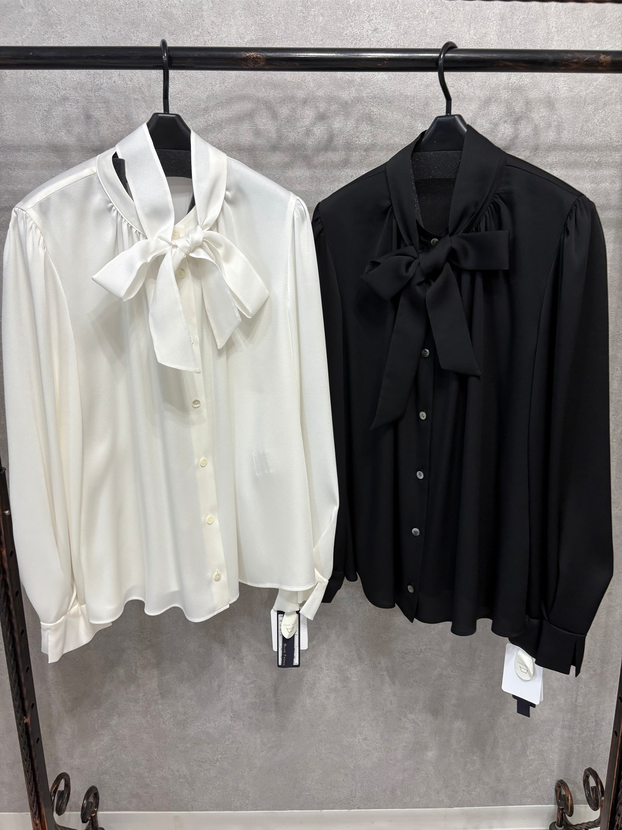 ROBE マットサテン調　ボウタイブラウス　631447
