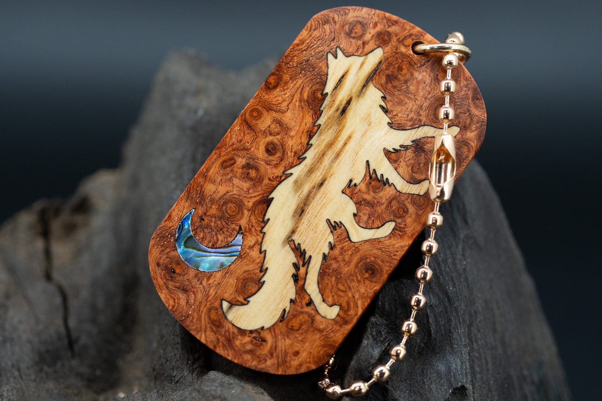 【朱色の銘木】 本花梨瘤 ドッグタグ 象嵌 闊歩