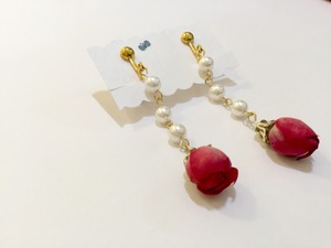 【ピアス変更可能】アトリエSATO バラとパールのイヤリング