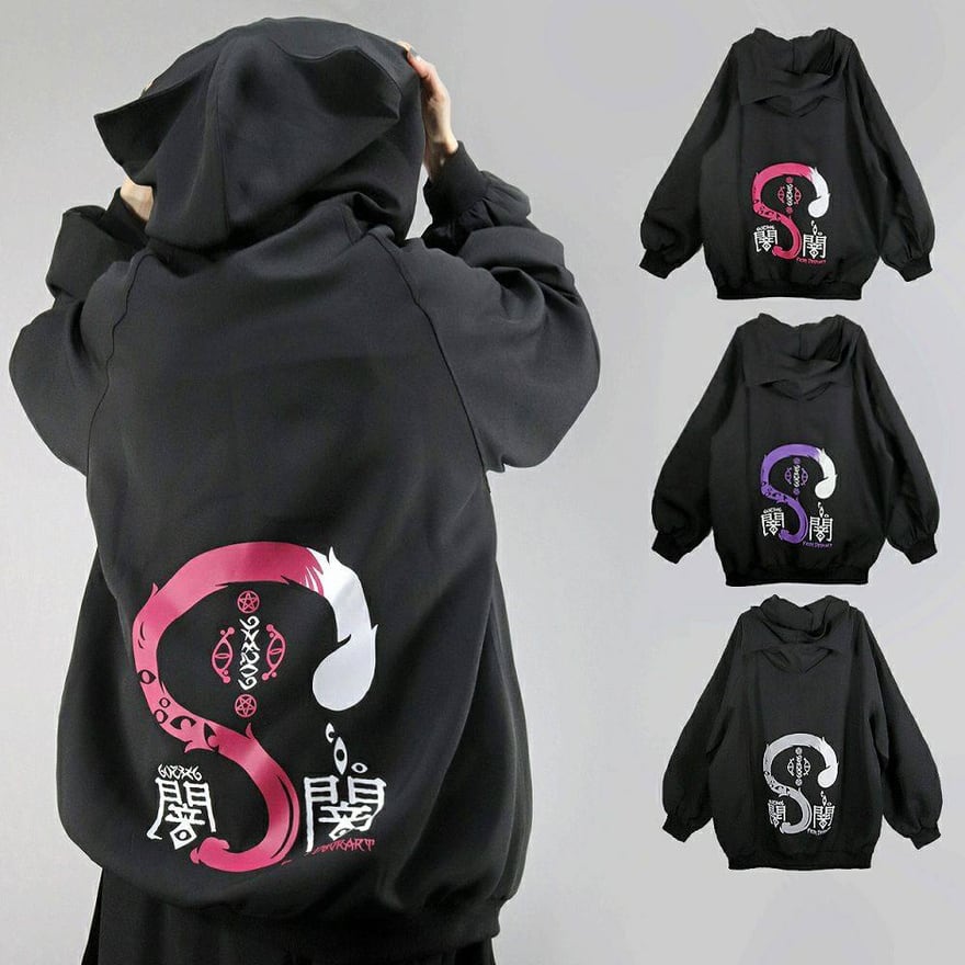 サブカル系ストリートに取り入れやすい、オーバーサイズ設計のフード付きスウェット(ユニセックス対応)