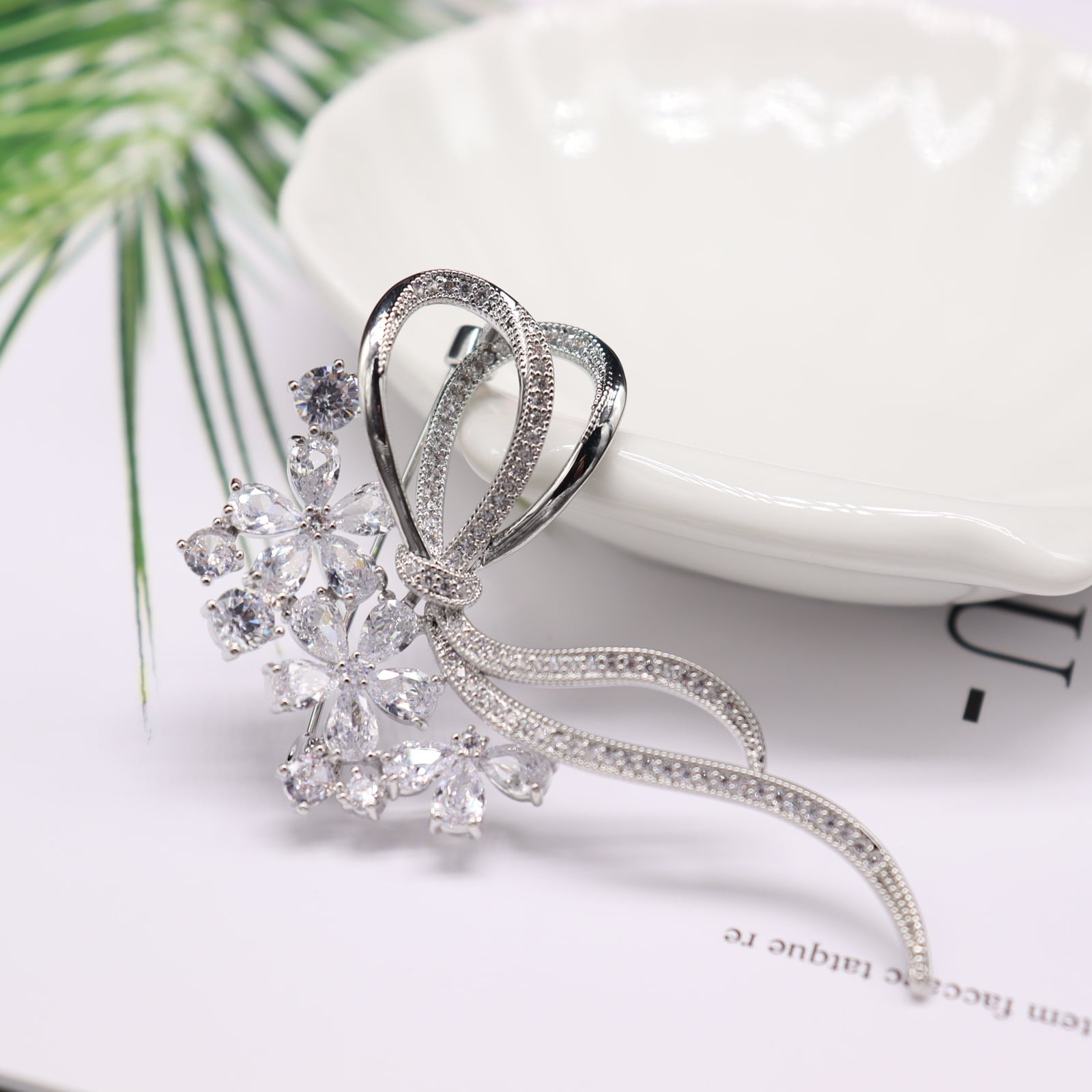 クリスタル桜ブローチ 素敵なダイモンドリボン花コサージュ結婚式卒業