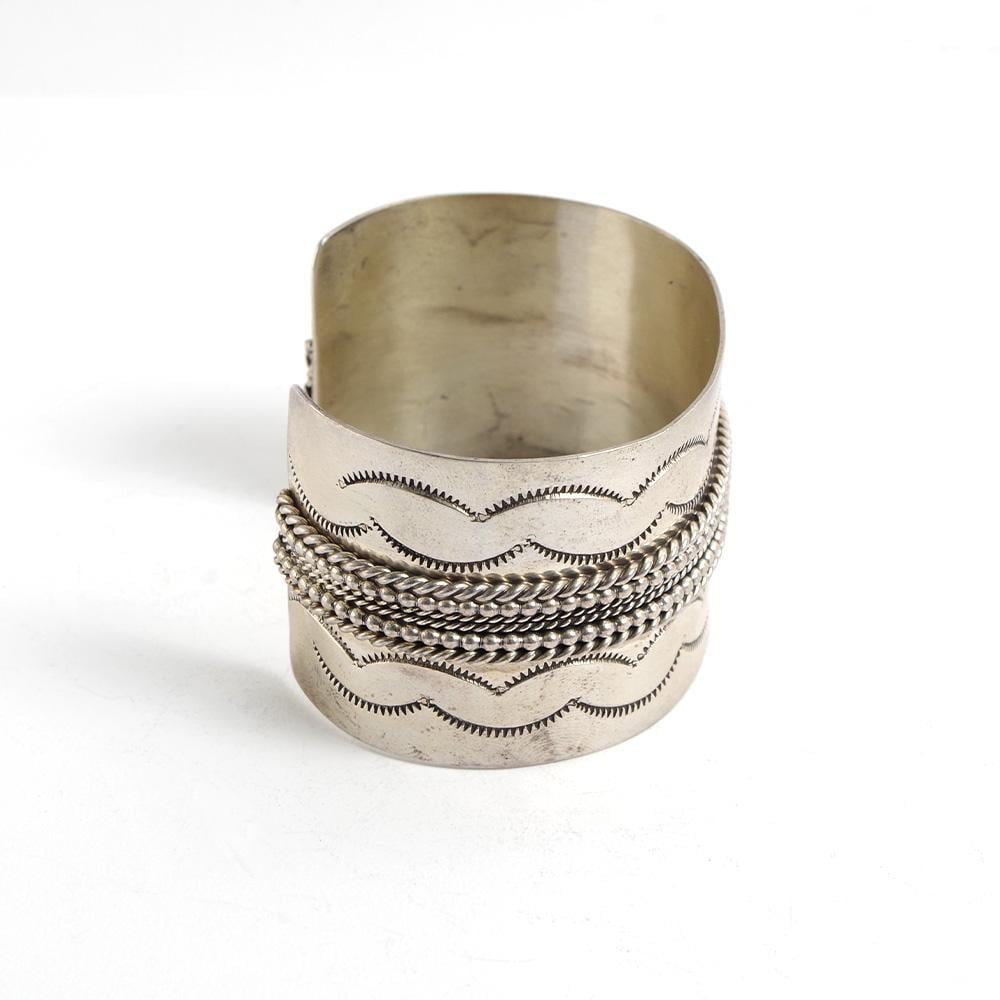 INDIAN JEWELRY インディアンジュエリー】Navajo Stampwork Widebangle