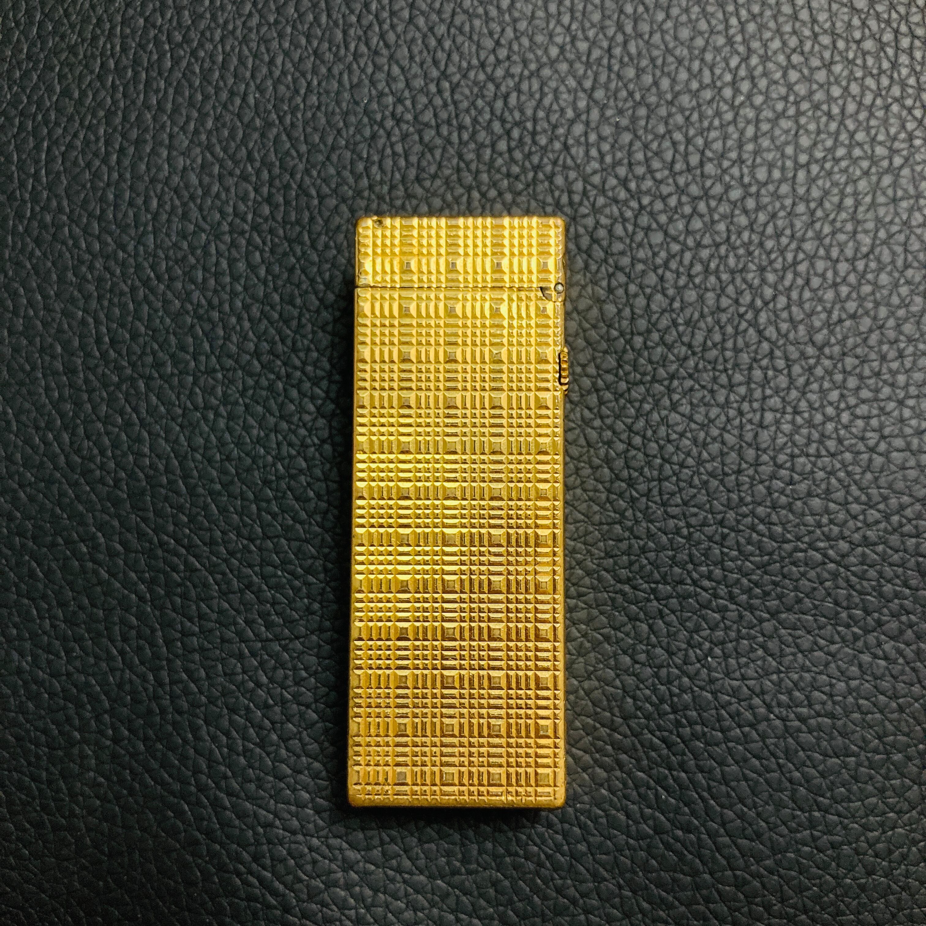 dunhillゴールド格子模様の金属製ライター着火確認済み Used】dunhill ダンヒル 格子柄 ローラー式 ガスライター | PAY ID