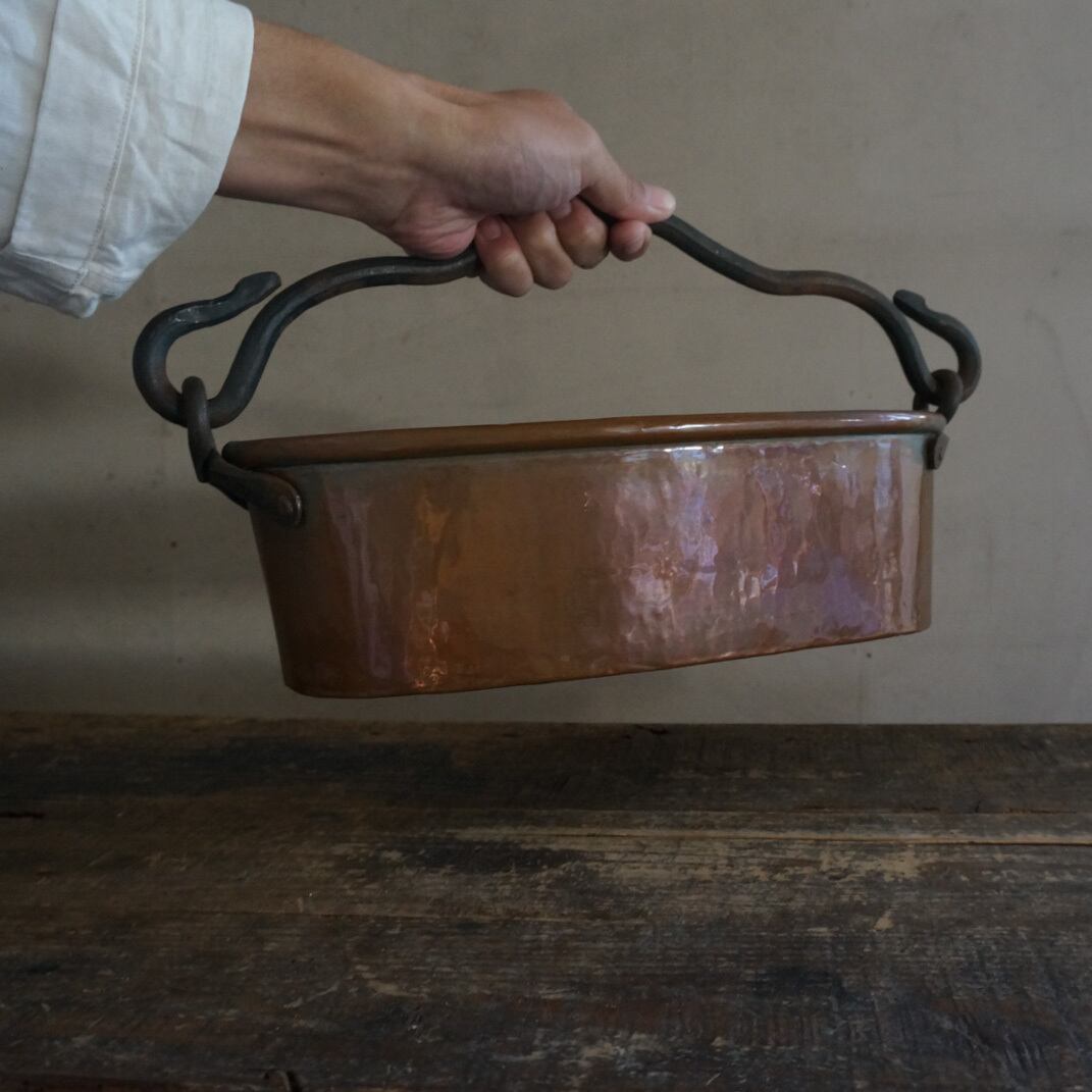 古いフランスの銅プランター