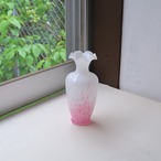 乳白色とピンクのひらひら花瓶