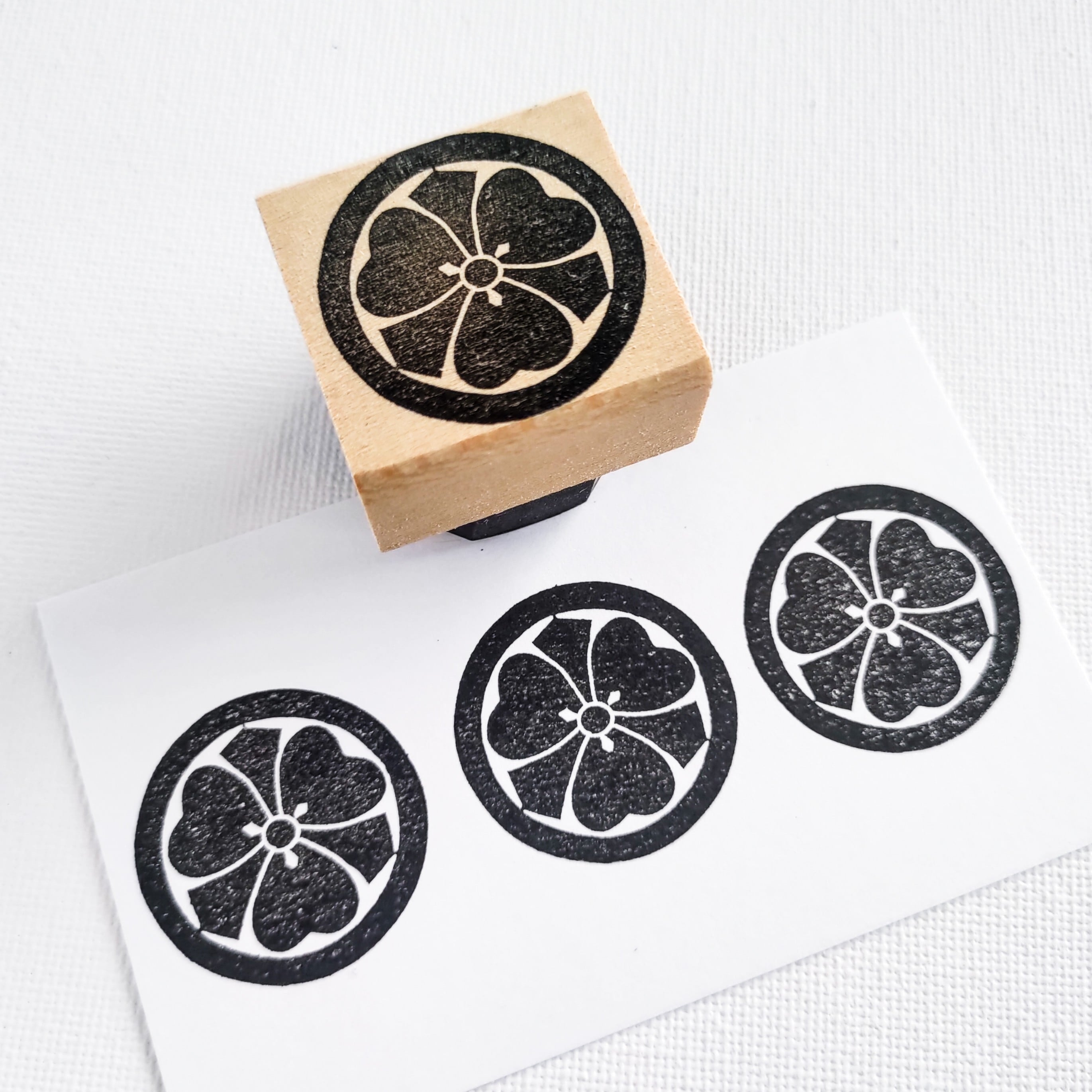 家紋「丸に剣片喰」 | 黒猫堂