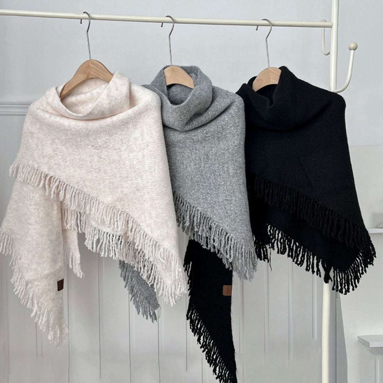 ふんわり柔らか フリンジ付き三角ストール Ln00436