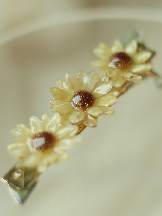 ひまわり畑のヘアクリップ　cream yellow