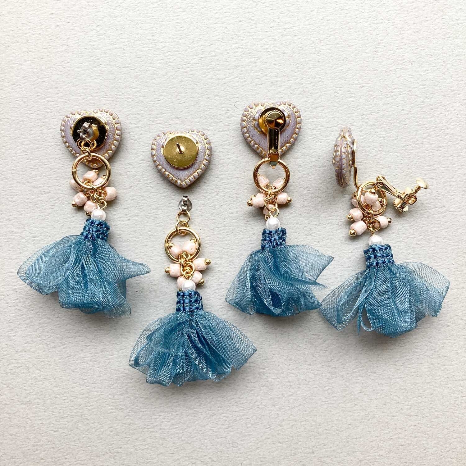 チェコハートとブルーフリルタッセルの〈ピアス / イヤリング