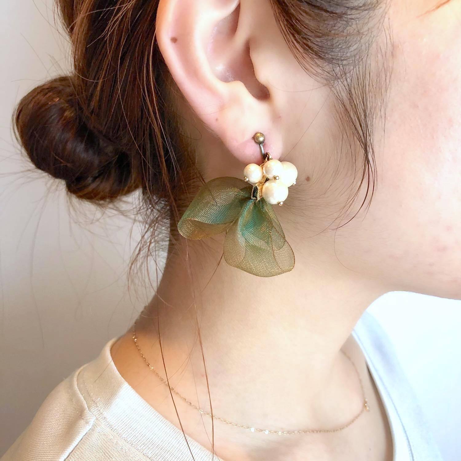 コットンパールと緑オーガンジータッセルの ピアス イヤリング Dua アクセサリーパーツショップ コットンパールと緑オーガンジータッセルの ピアス イヤリング Dua アクセサリーパーツショップ