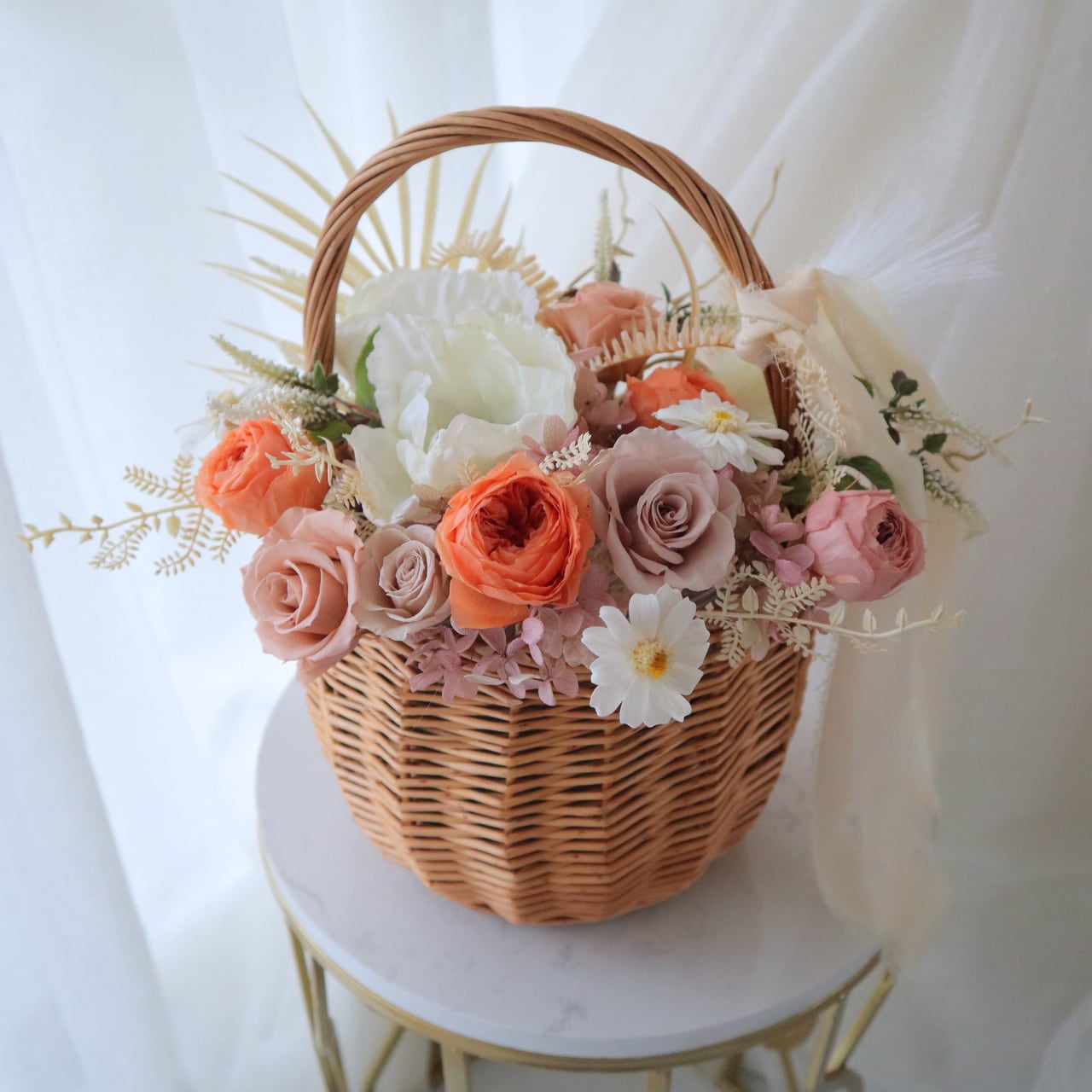 テラコッタブーケ　美品 完成品ブーケ】テラコッタカラーのバラと白いコスモスのクラッチブーケ