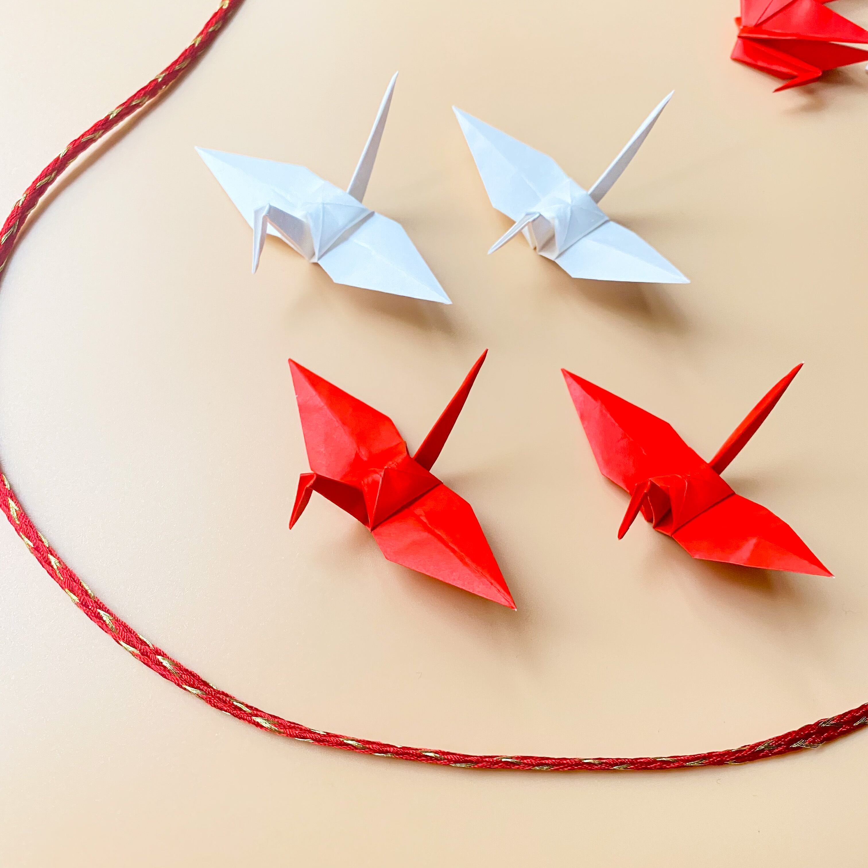 おめでとうございます お祝いの日の紅白折り鶴 神前式 和装婚折り鶴シャワー演出 和風撮影小物 100羽入り 折鶴亭美郷