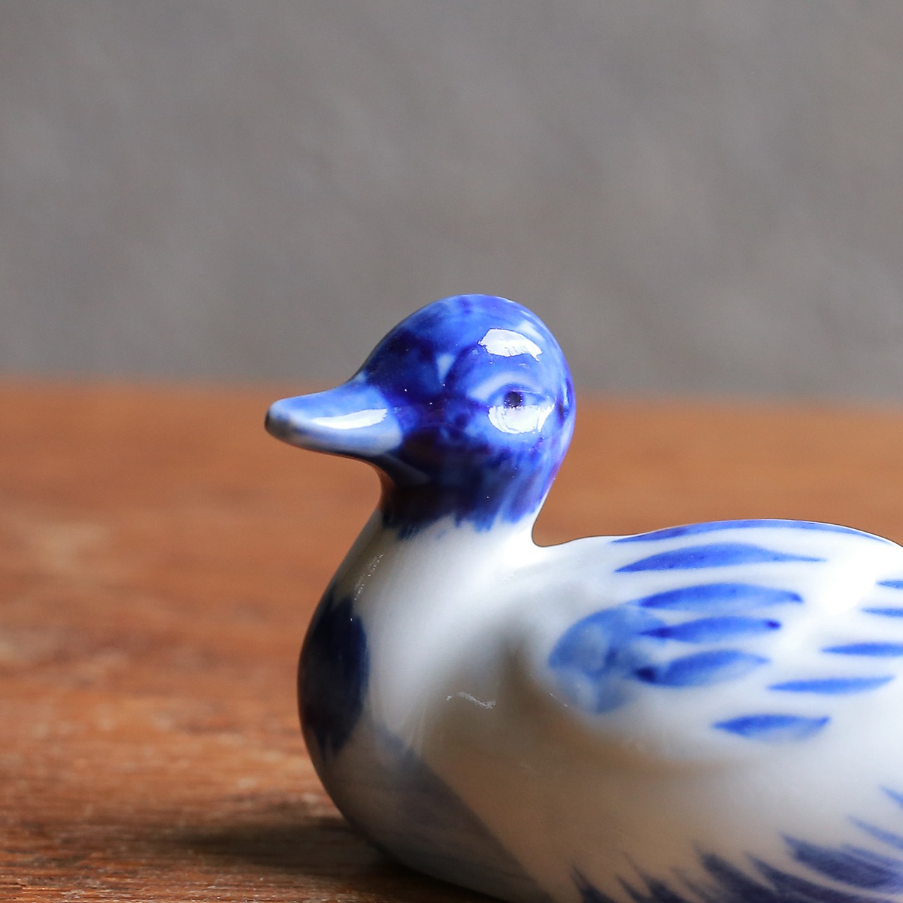 青と白のコントラストが美しい、磁器のアヒル 1