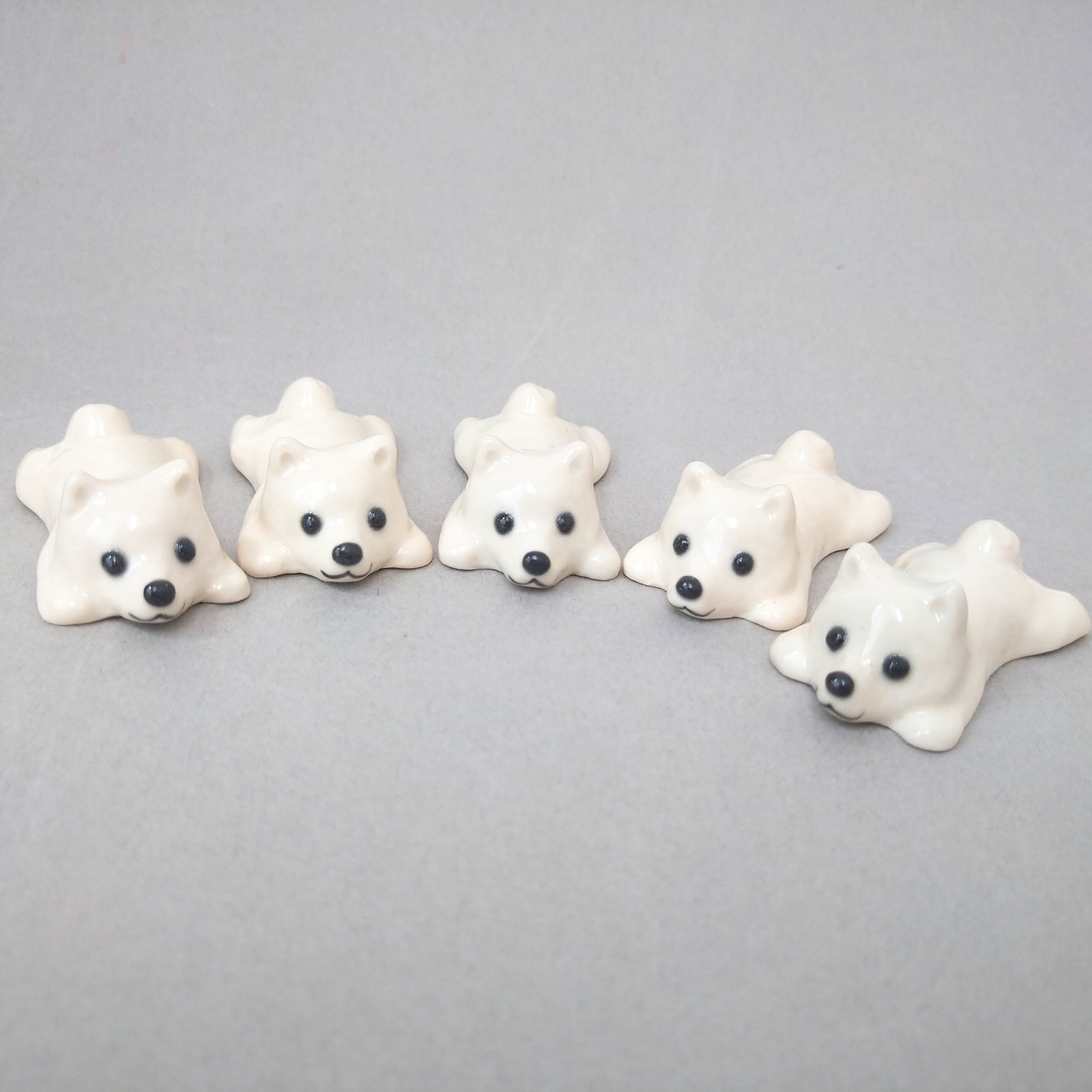 白い犬の箸置き(伏せ) | 陶器のことり