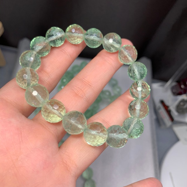 優しい色合いミントグリーンフローライトブレスレット