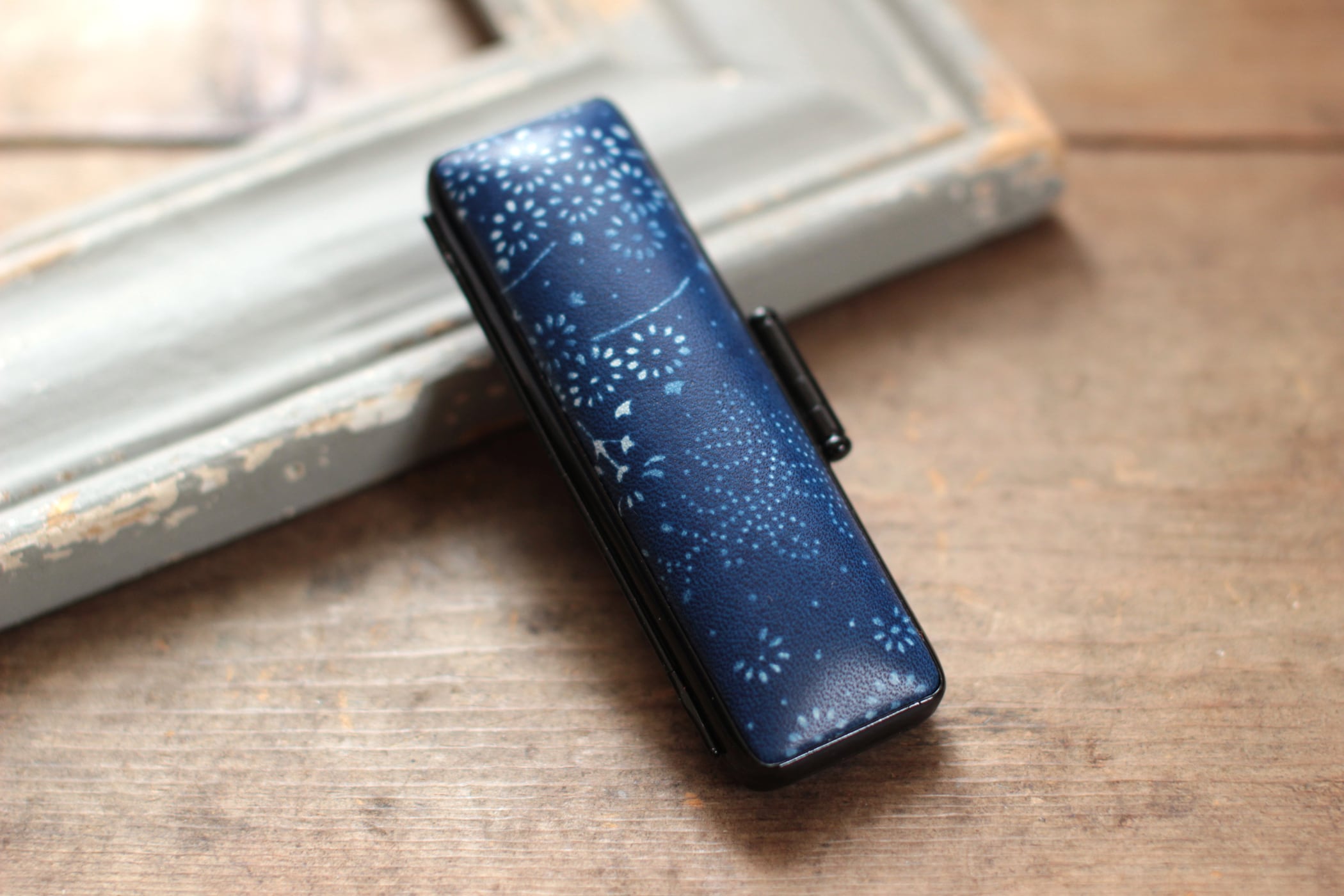 藍染革【江戸小紋・萩に花(haginihana)】 15mm径印鑑ケース