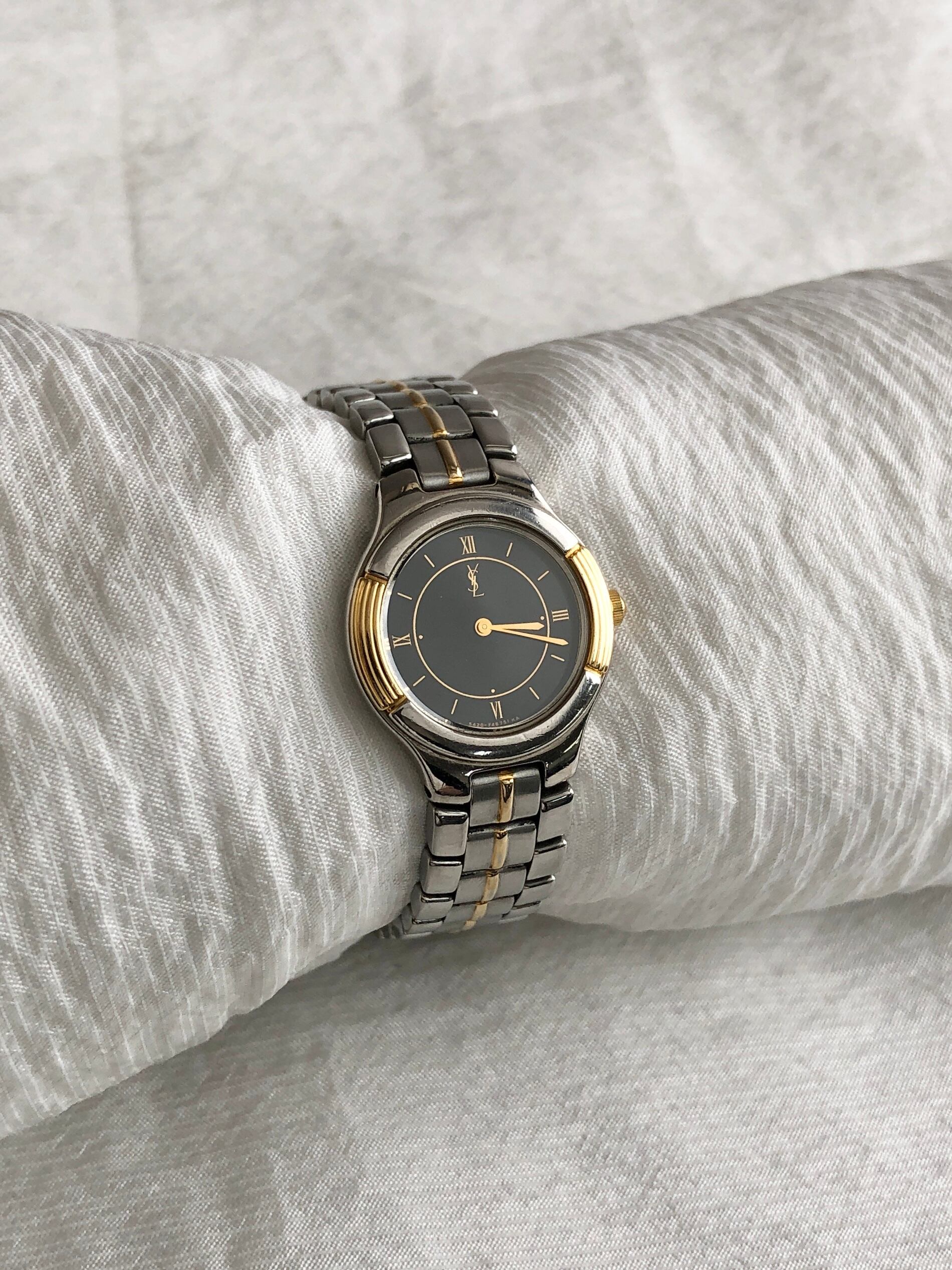 イブサンローラン　アナログ腕時計 ゴールドシルバー　美品♡ イヴ・サンローラン クォーツアナログ腕時計 ゴールドシルバー - メルカリ
