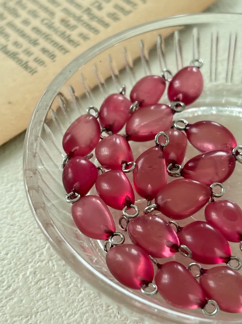 Japanese Vintage ヴィンテージビーズ ９ピン付 プラスチック製 16mm 前後 6個セット フロストレッド アクセサリーパーツ デコレーションパーツ
