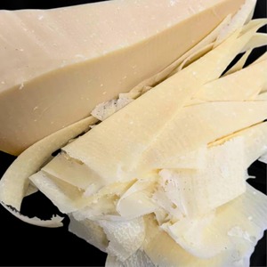 パルミジャーノ・レッジャーノ DOP 24ヶ月熟成 シェーブチーズ｜セルロース不使用・無添加  150g Parmigiano Reggiano DOP 24-Month Aged Shaved Cheese | Freshly Prepared 150g