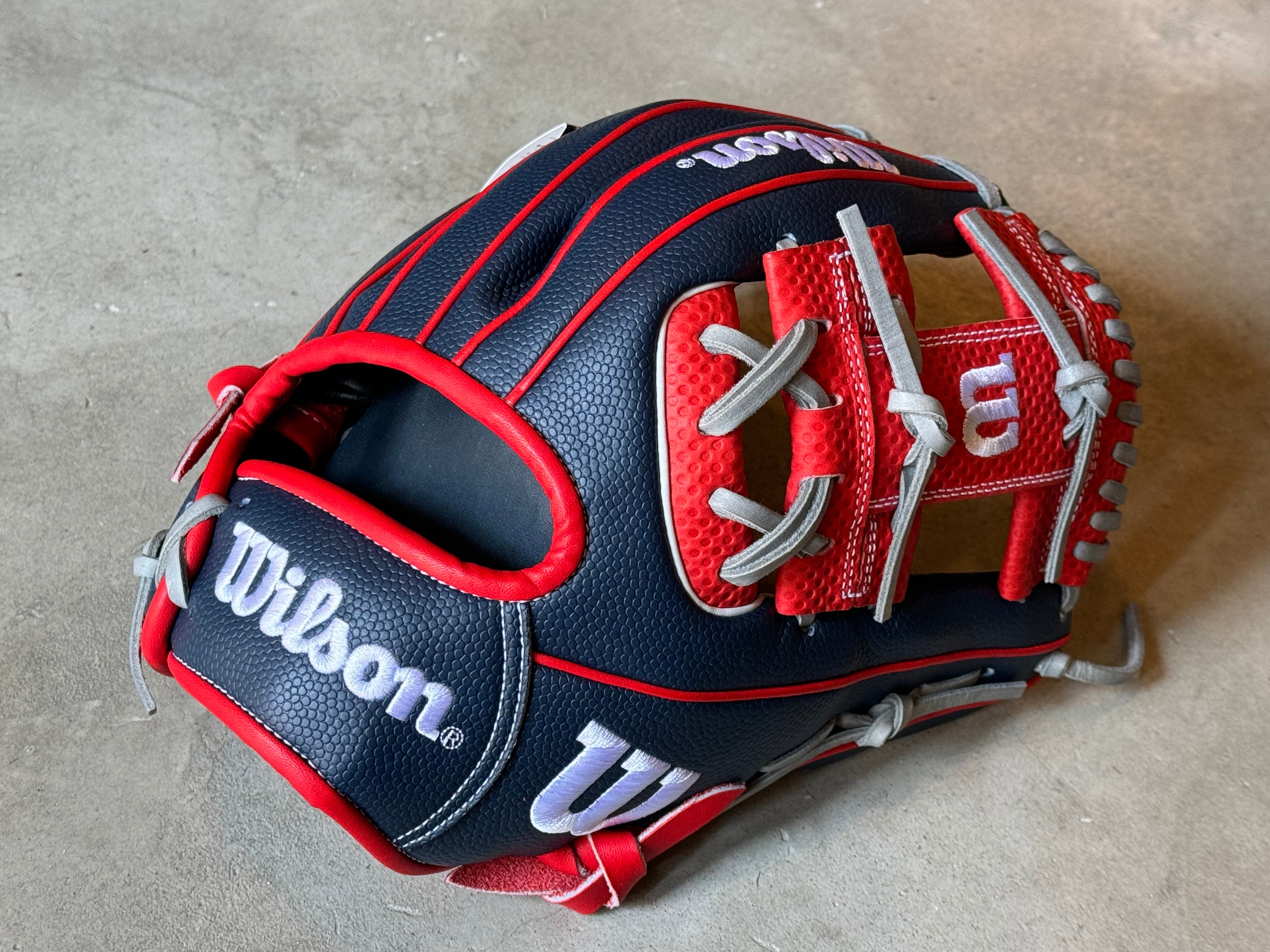 2024年限定モデル The Wannabe Hero 86型【Wilson】軟式用グラブ  