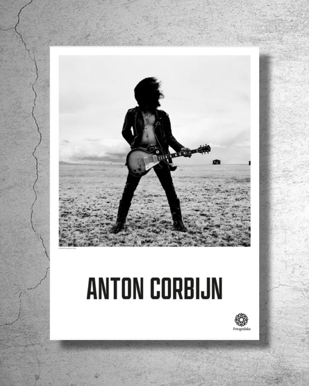 『スラッシュ(Guns N' Roses)』x写真家『アントン・コービン』2025年スウェーデンでの個展ポスター