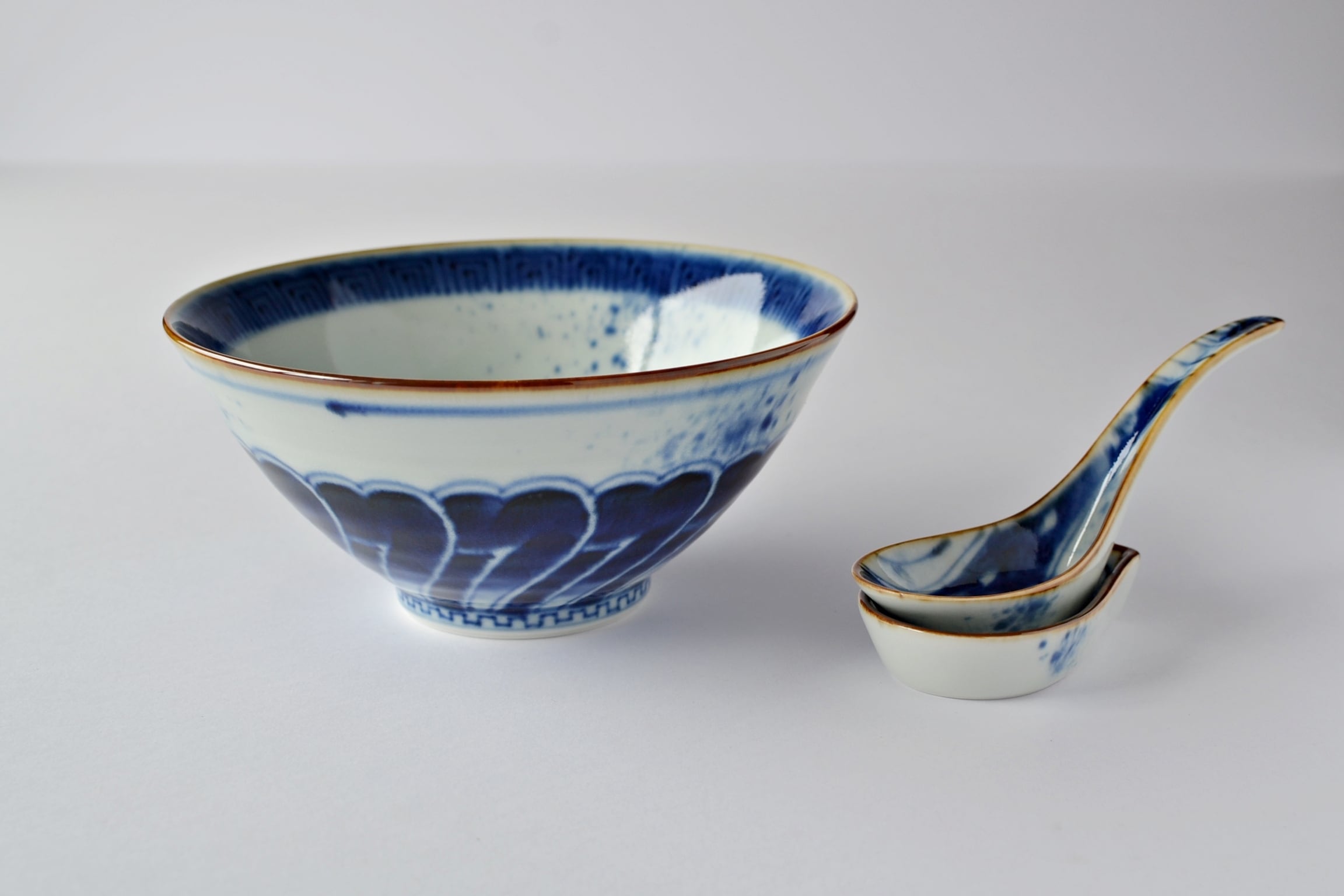 有田焼 福泉窯 染付地紋花弁麺鉢 | FUCHIGAMI TOJIKI