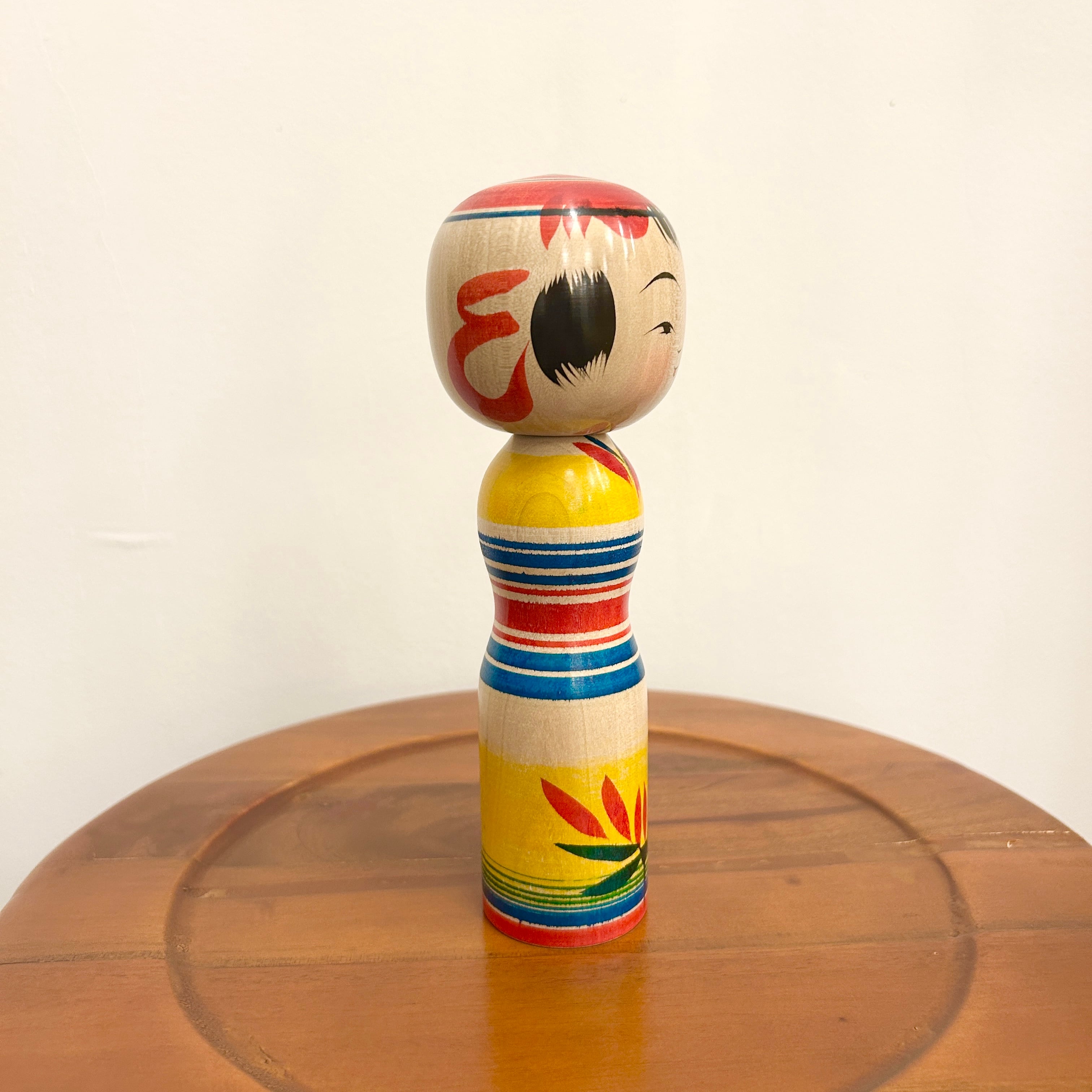 新山実工人：弥治郎系】 6寸 こけし 赤青黄 ： 18cm N10MiN-74