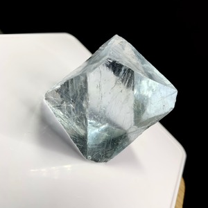 まるで氷★ほんのり水色♪フローライト八面体