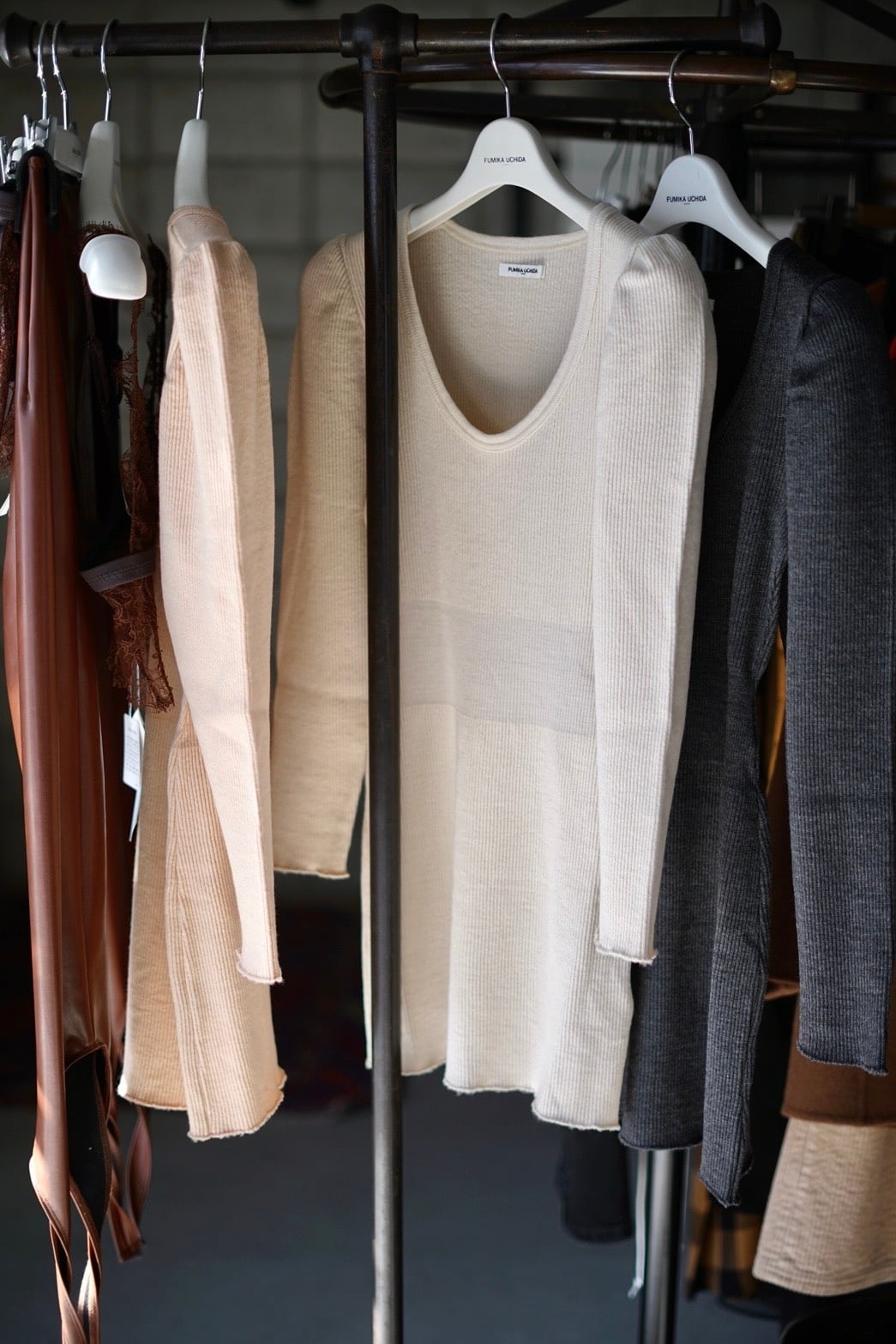 FUMIKA_UCHIDA / RIB STITCH U-NECK UNDERWEAR ( IVORY, PINK BEIGE