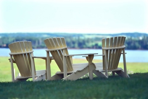 湖畔に置かれた椅子（カナダ）