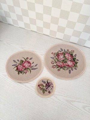 タペストリーラウンドマット　花　フラワー　ウクライナ製　テーブルセンター　