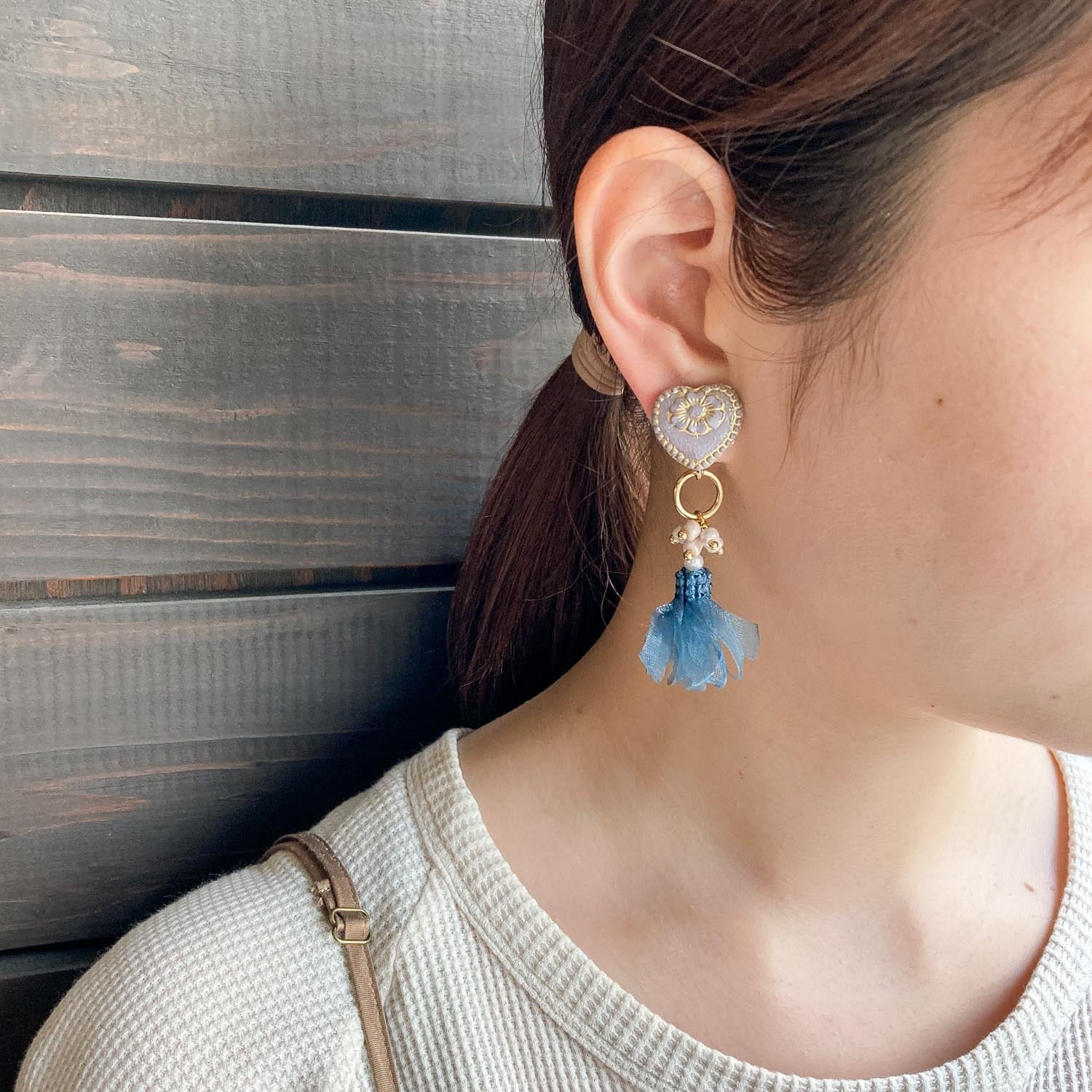 チェコハートとブルーフリルタッセルの〈ピアス / イヤリング〉 | Dua