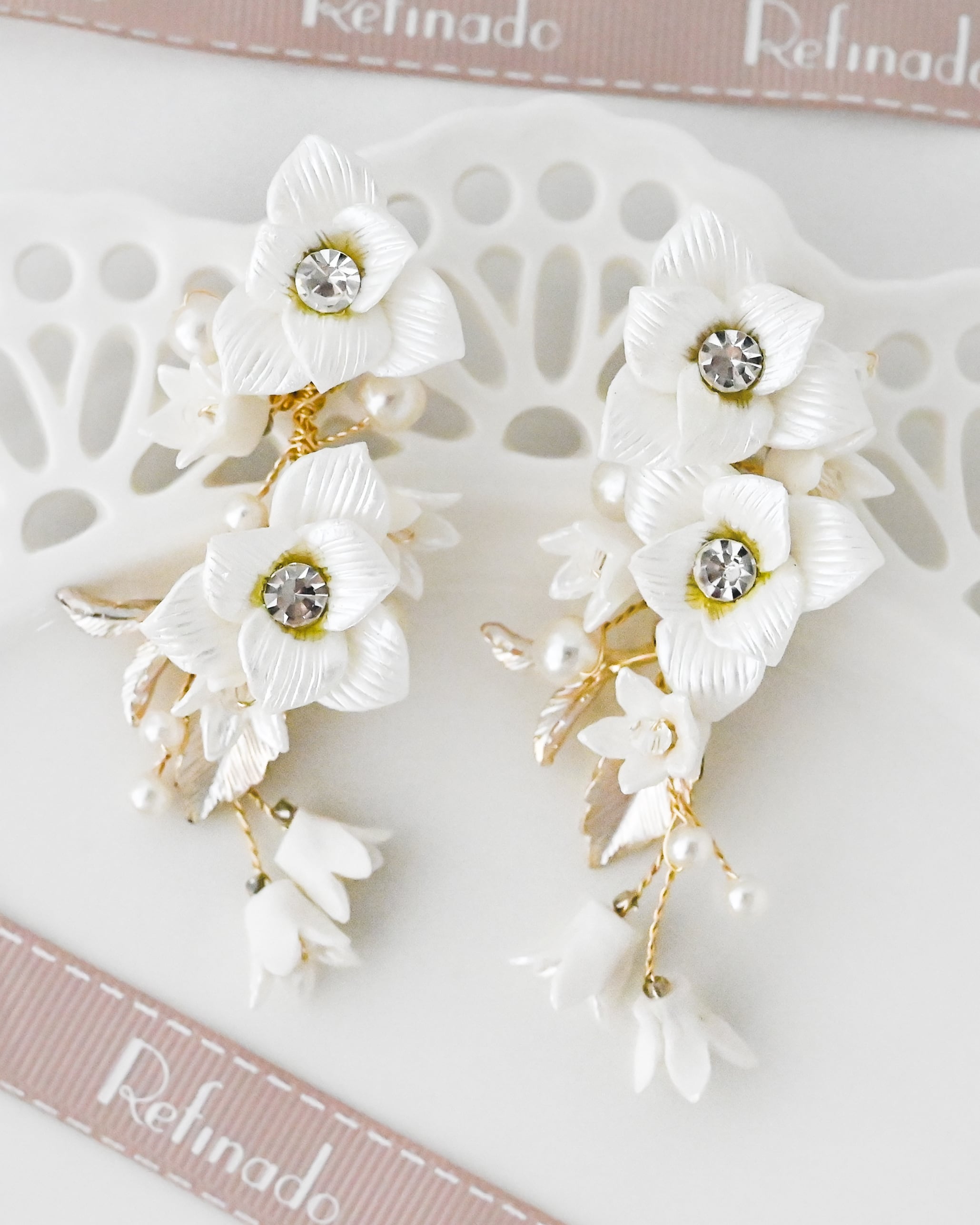 ホワイトフラワー&パールドロップブライダルピアス【AE2511-12】