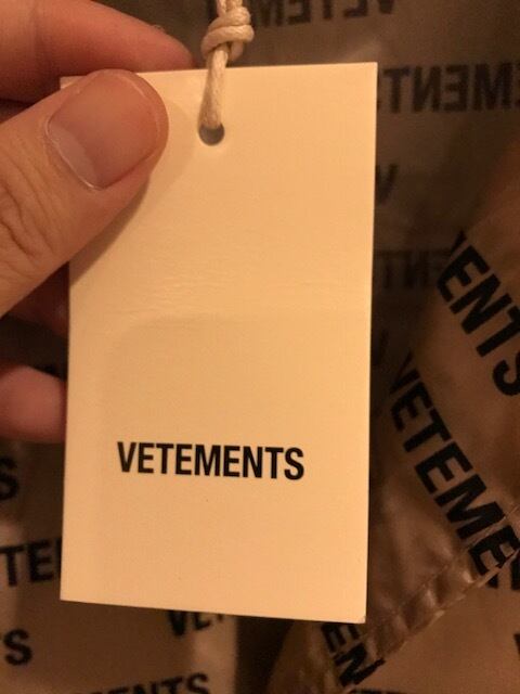 新品タグ付き☆19AW VETEMENTS モノグラム ブランドロゴ コート 新品タグ付き☆19AW VETEMENTS モノグラム ブランドロゴ コート