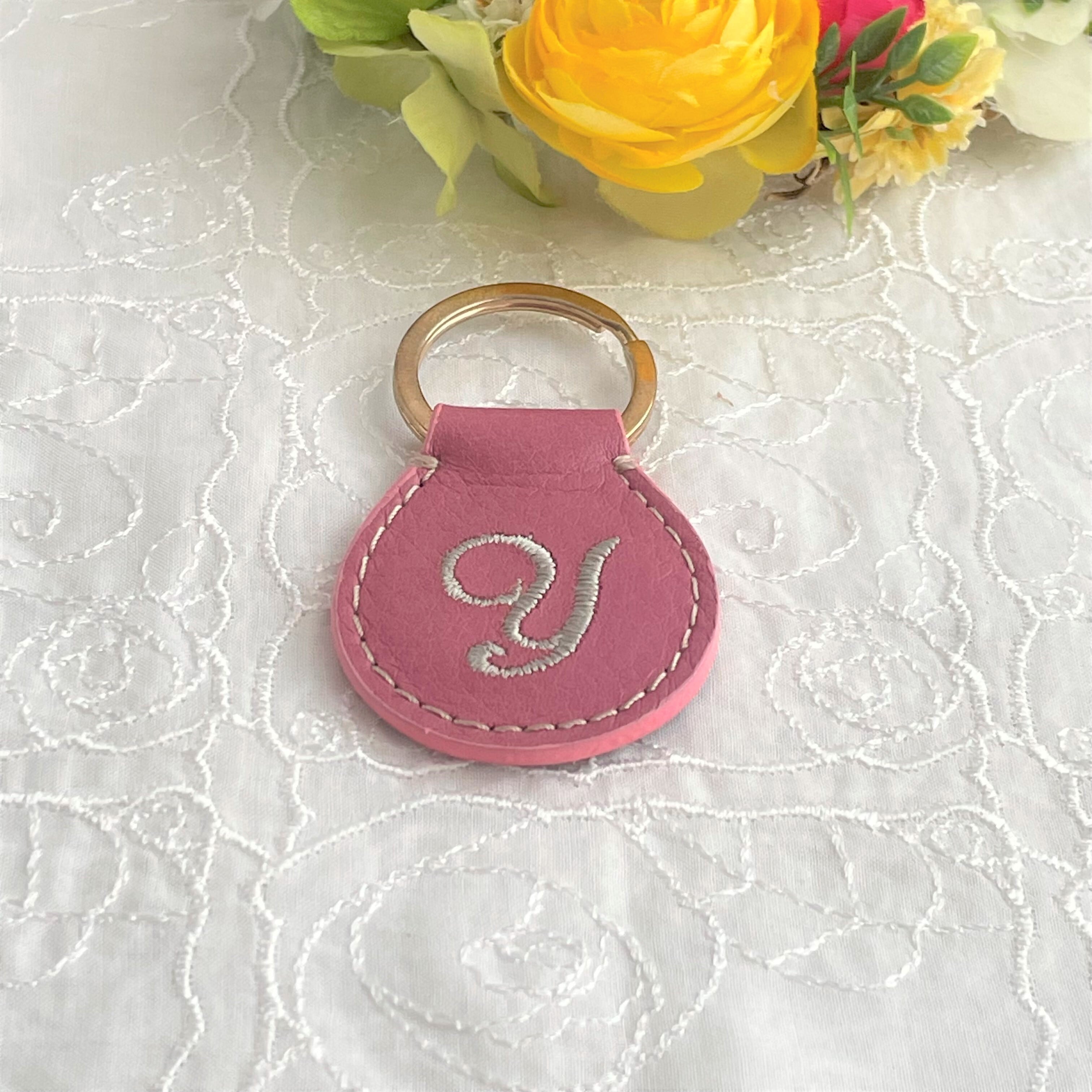 チェリーピンク【本革×刺繍】イニシャルキーホルダー＊ギフトにも