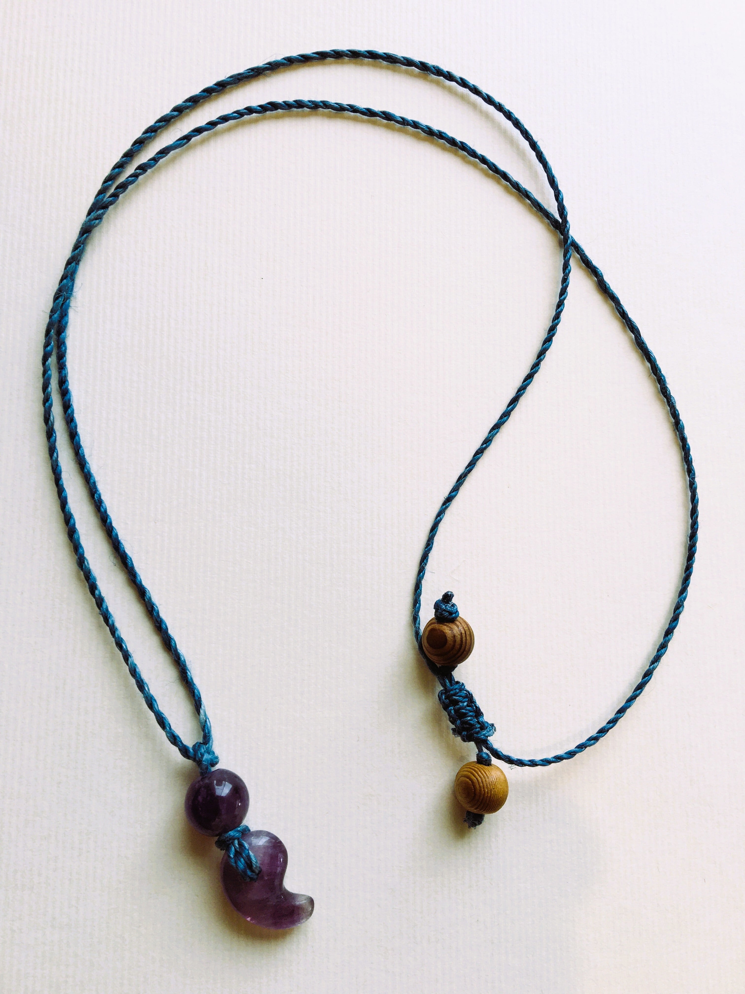 藍精麻の勾玉ペンダント ～清浄と守護～ | SATYA