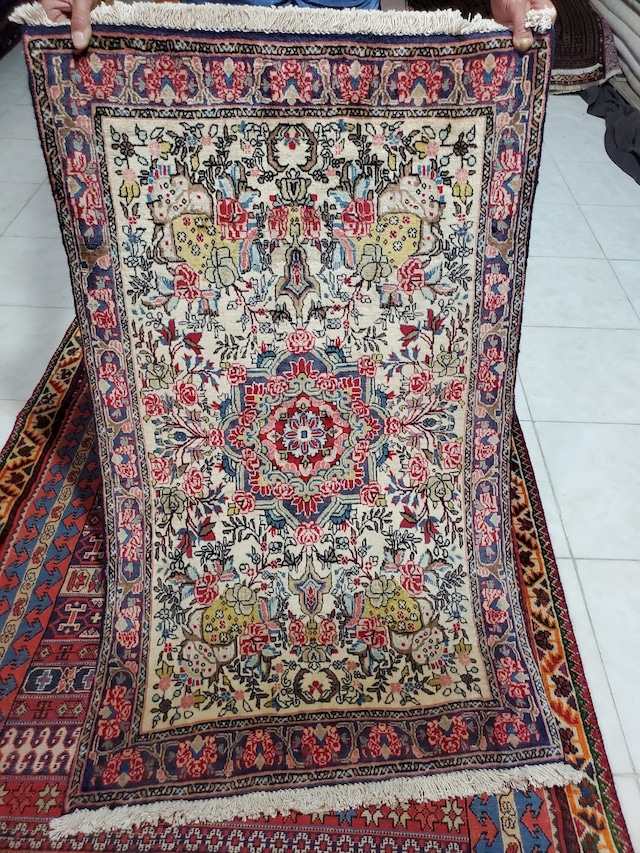 絨毯クエスト48【No.89】 ※現在、こちらの商品はイランに置いてあります。ご希望の方は先ずは在庫のご確認をお願いします。