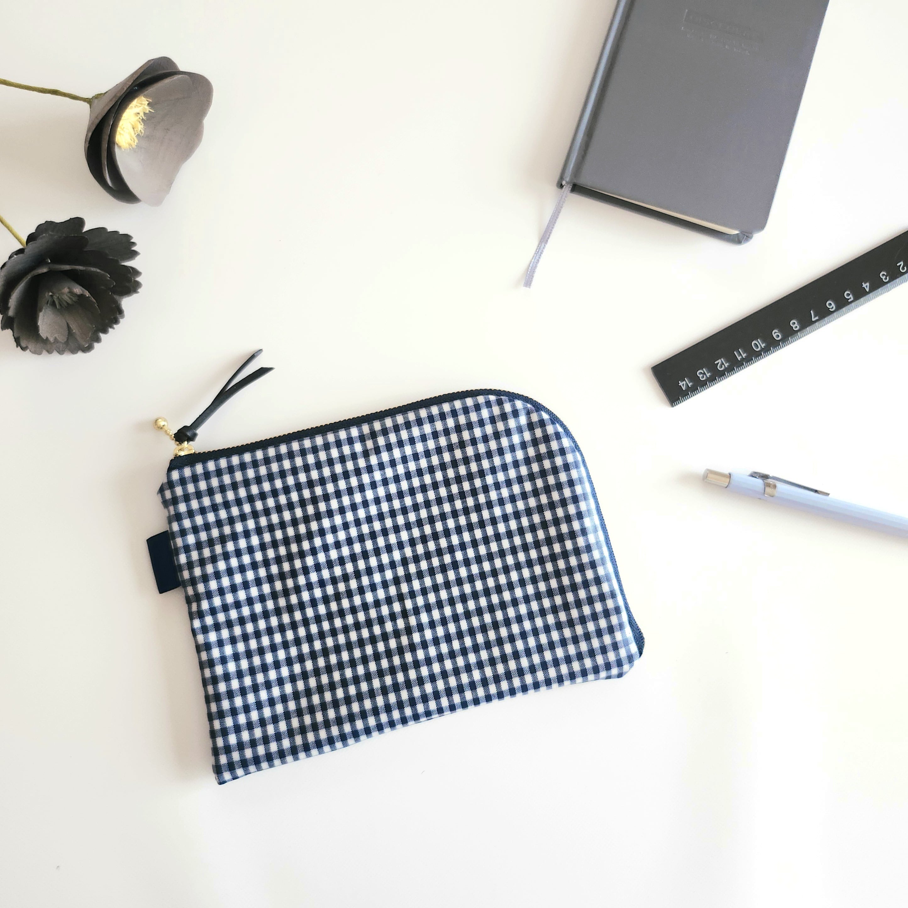 ダークネイビーギンガムチェックのL字ファスナーポーチ/母子手帳ケース/フラットポーチ│ラミネート 撥水