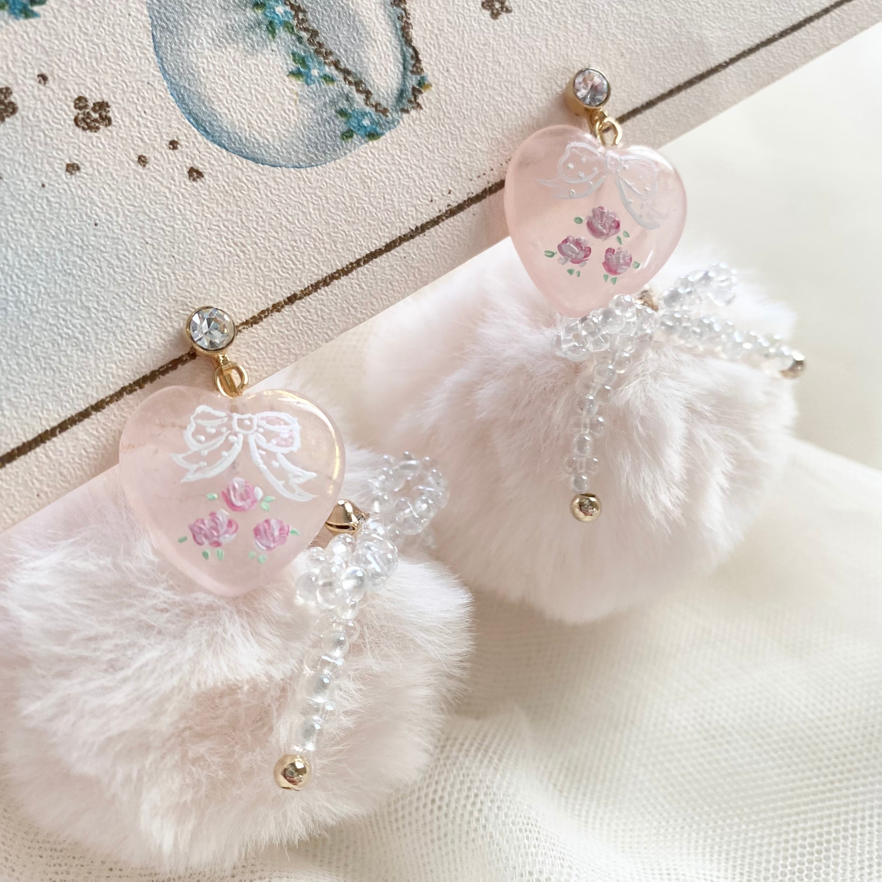 ぽんぽんリボンリボン イヤリング（WHITE) Pon Pon ribbon hand painted earrings