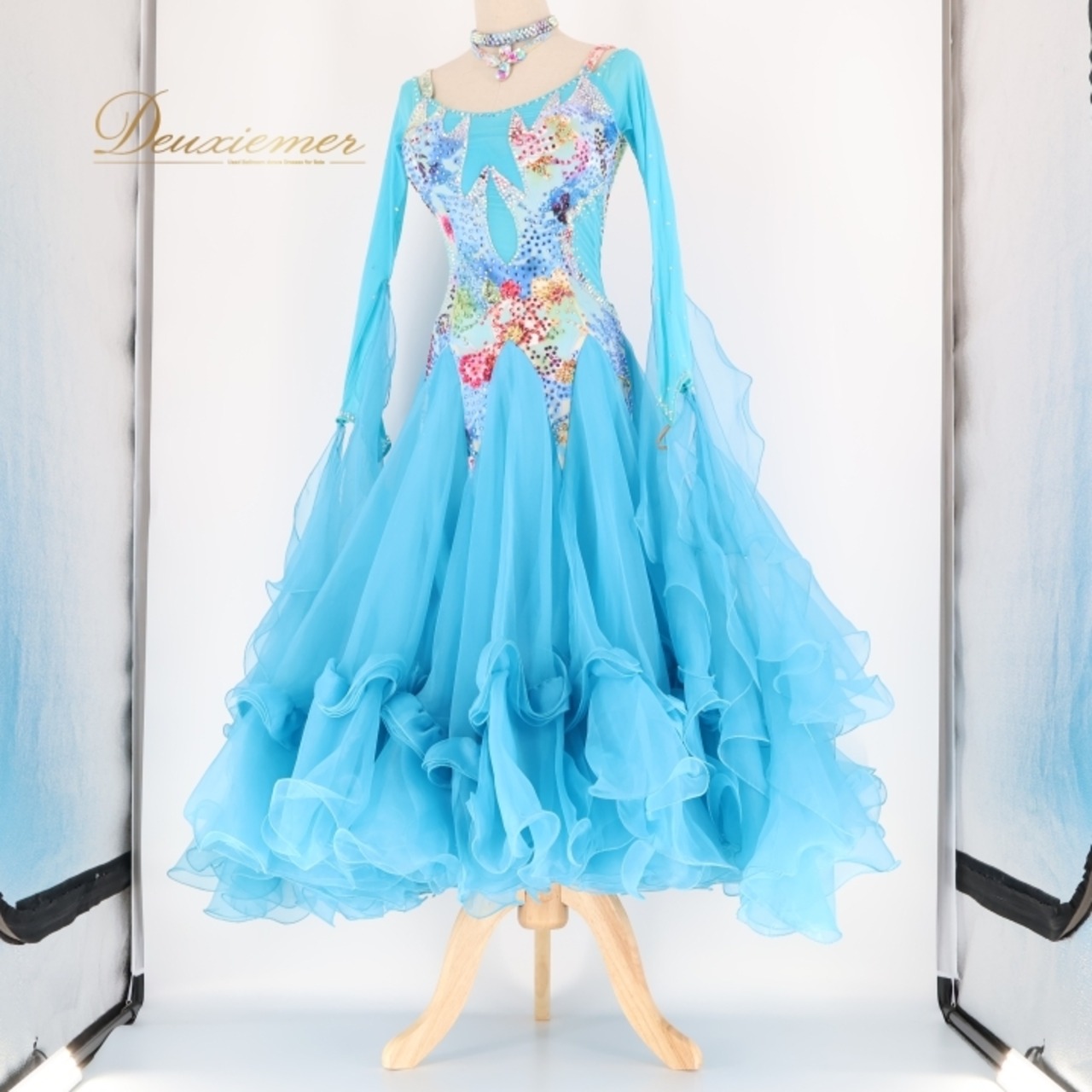 社交ダンス 衣装 スタンダードドレス ドレス ワンピース スタンダード フロート フリル ベロア 水色 デモ 競技 ダンス パーティ 発表会 レース 豪華 綺麗 ブルー系 フロア映え スカート 重ね フワフワ 舞う エレガント 女性用 競技用ダンス衣装 発表会衣装 おしゃれ パーティードレス ステージ衣装