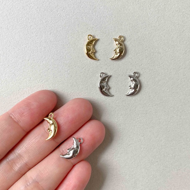 両面顔つき三日月のメタルチャーム